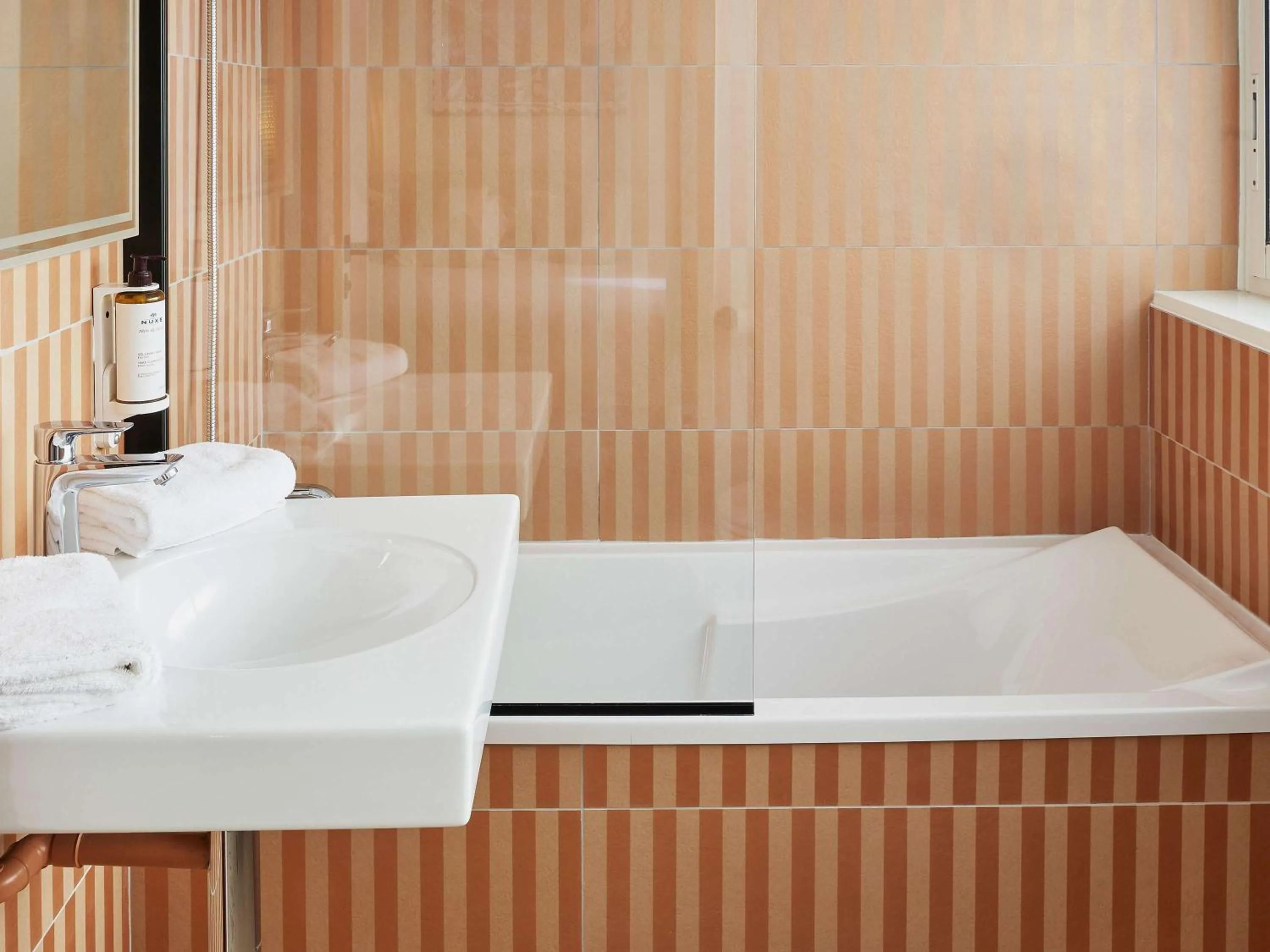 Bathroom in Hotel Continental Saint Raphael