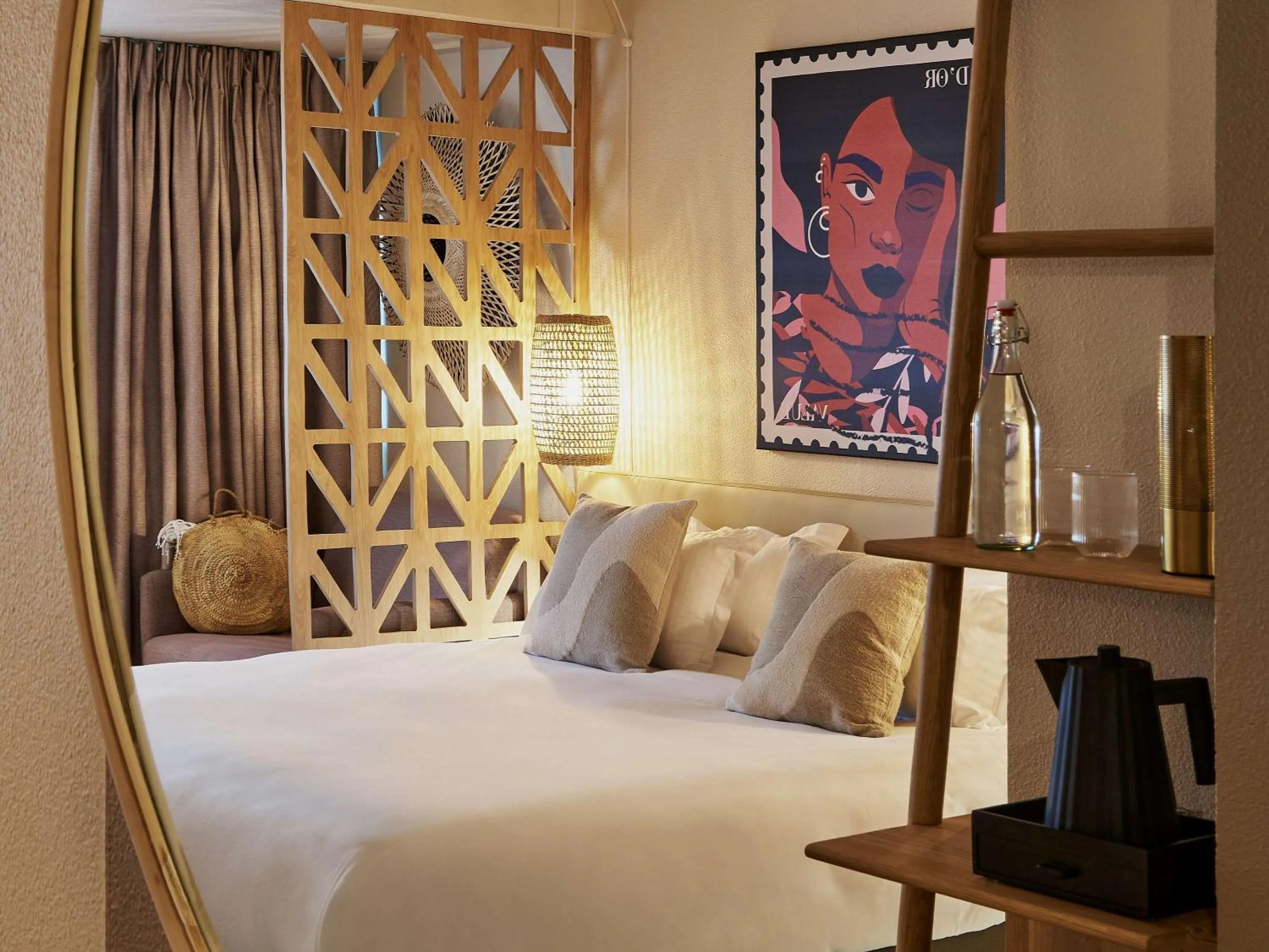 Bedroom, Bed in Hotel Continental Saint Raphael