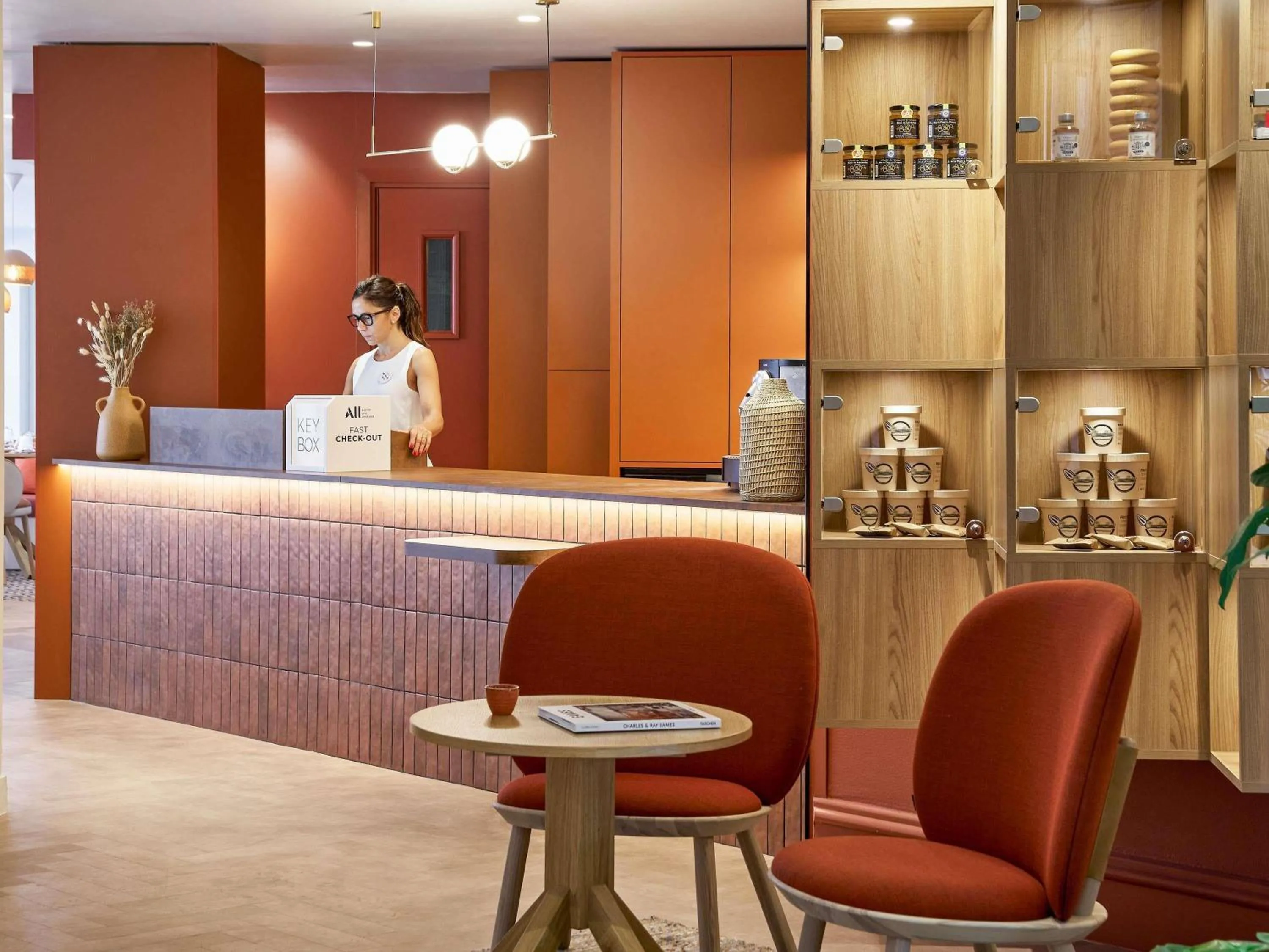 Lounge or bar in Mercure Saint Raphael Centre Plage