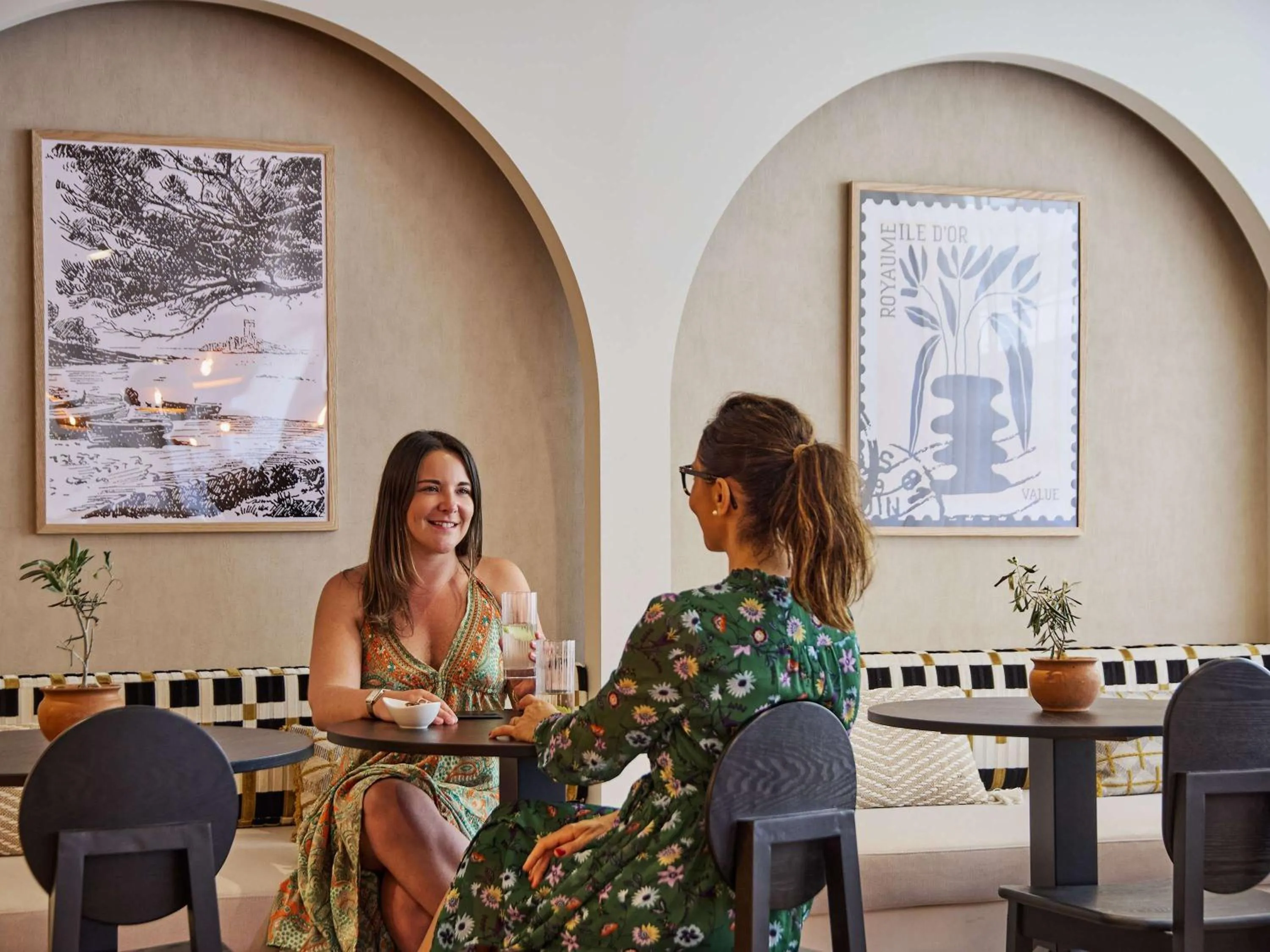 Lounge or bar in Hotel Continental Saint Raphael