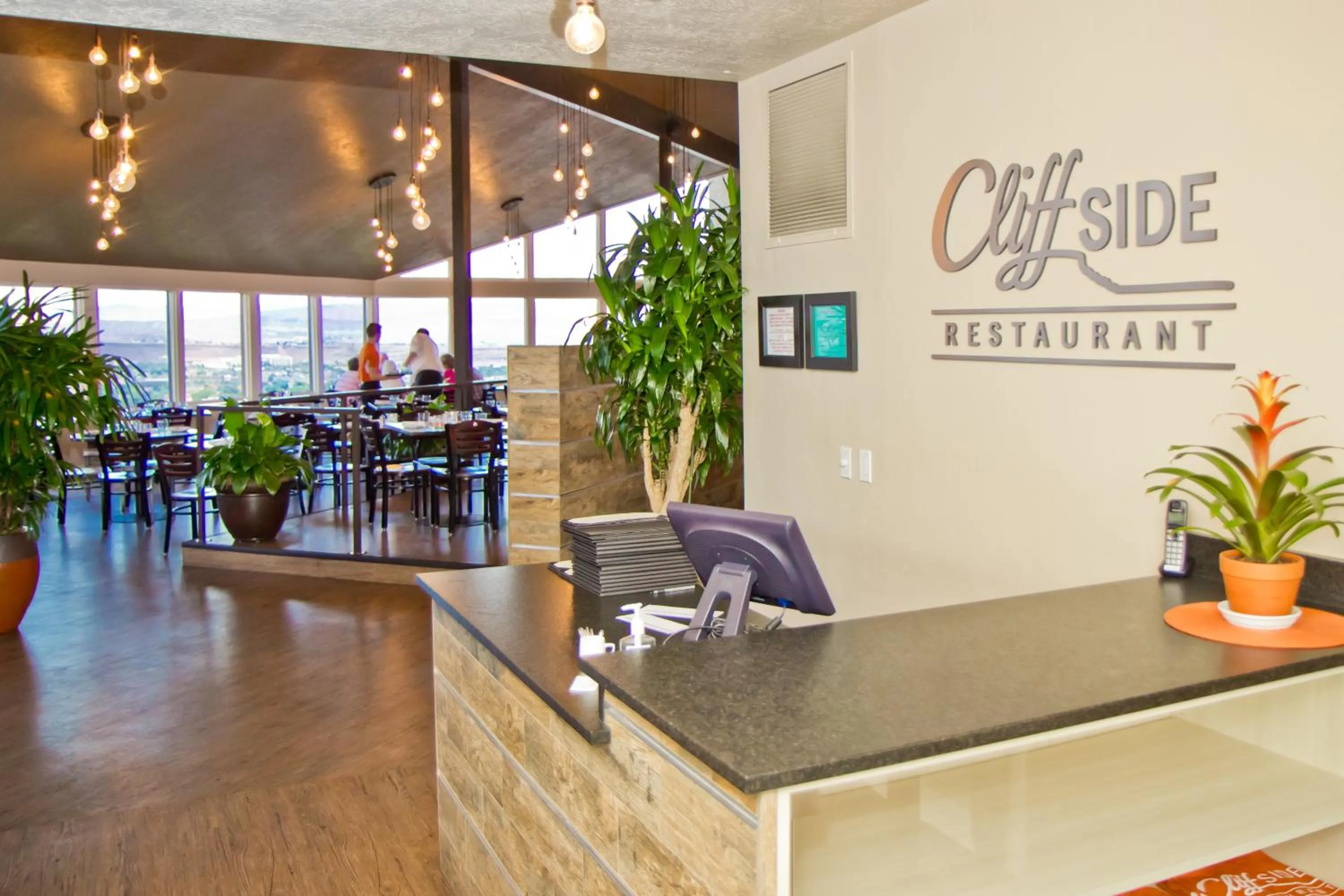 Restaurant/places to eat in Inn On The Cliff