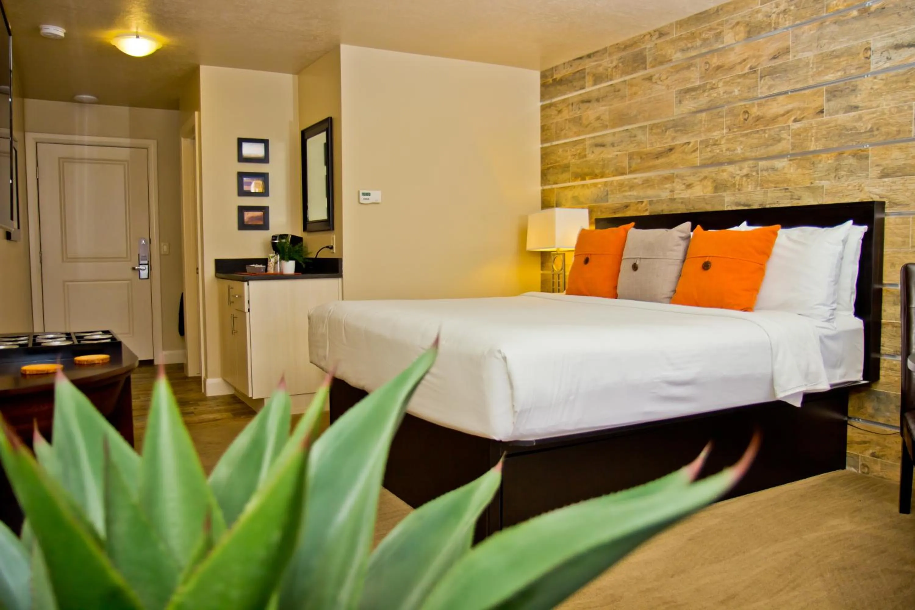 Photo of the whole room, Bed in Inn On The Cliff