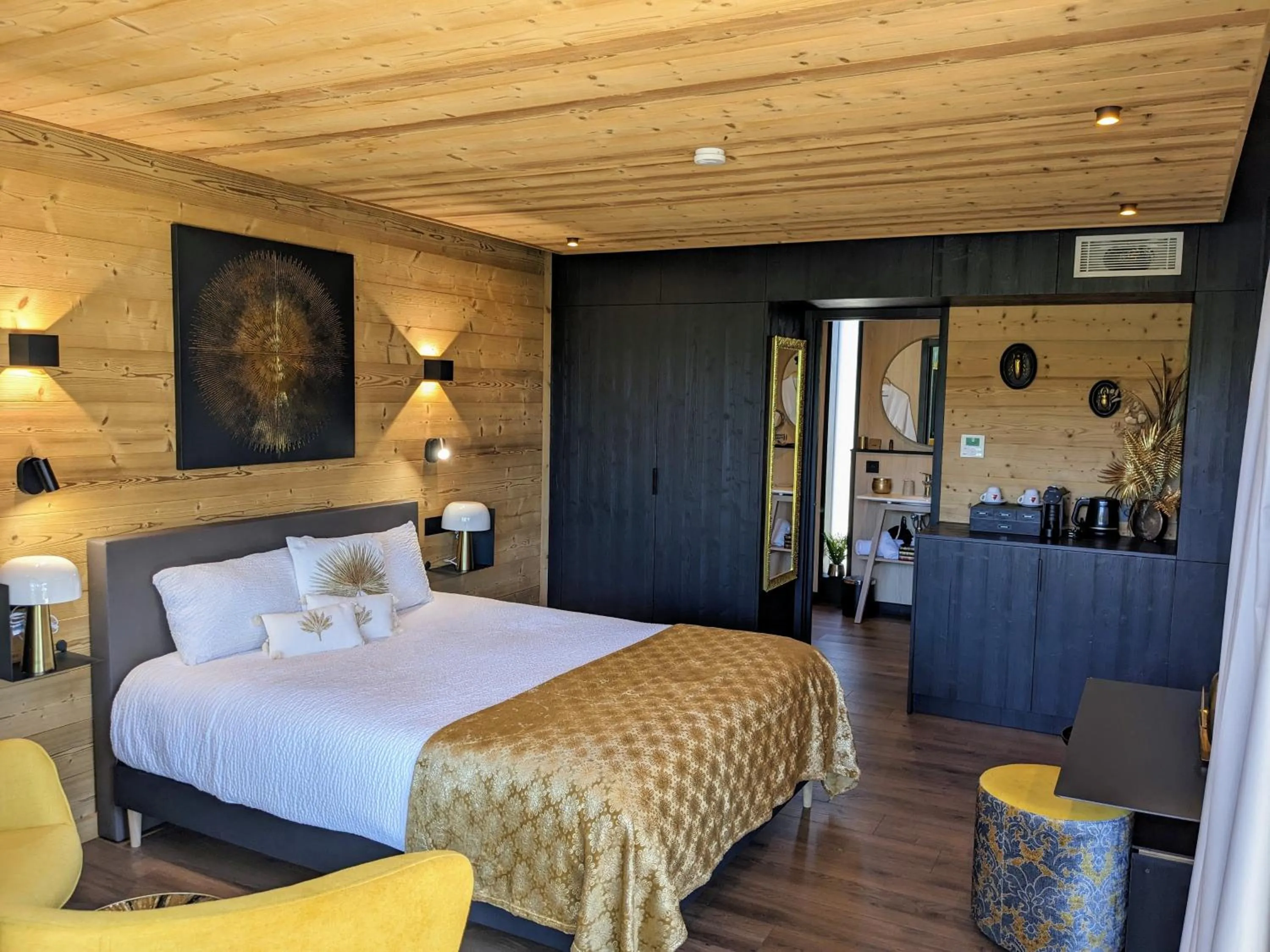 fireplace, Bed in Le Confidentiel Hôtel & SPA