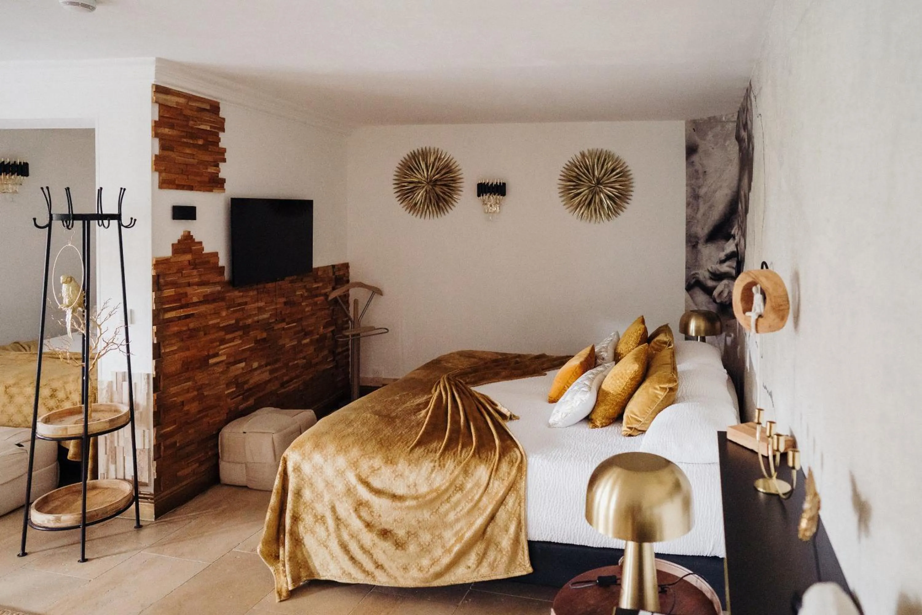 Photo of the whole room, Bed in Le Confidentiel Hôtel & SPA