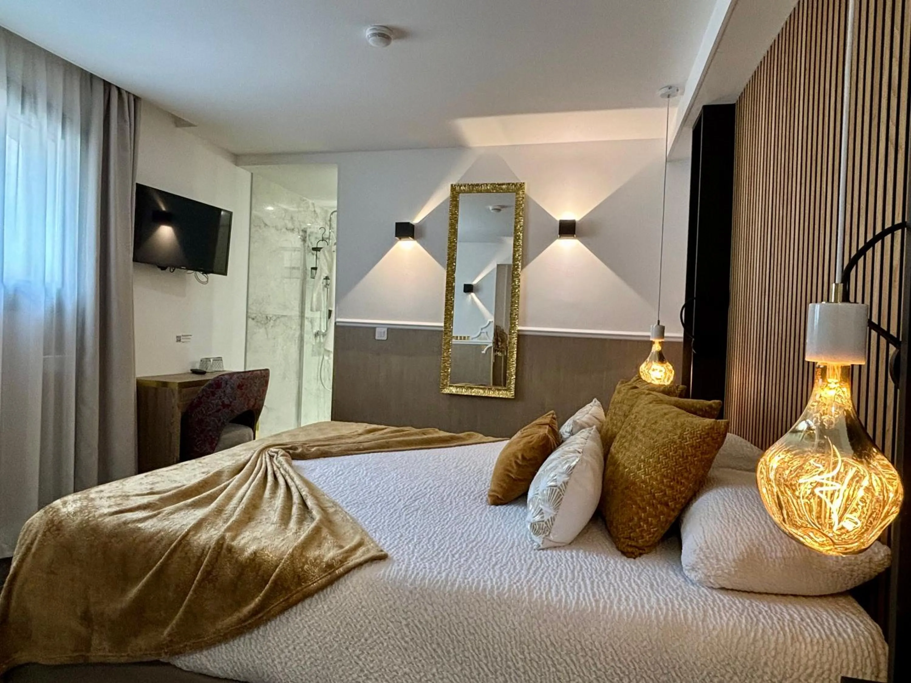 Photo of the whole room, Bed in Le Confidentiel Hôtel & SPA