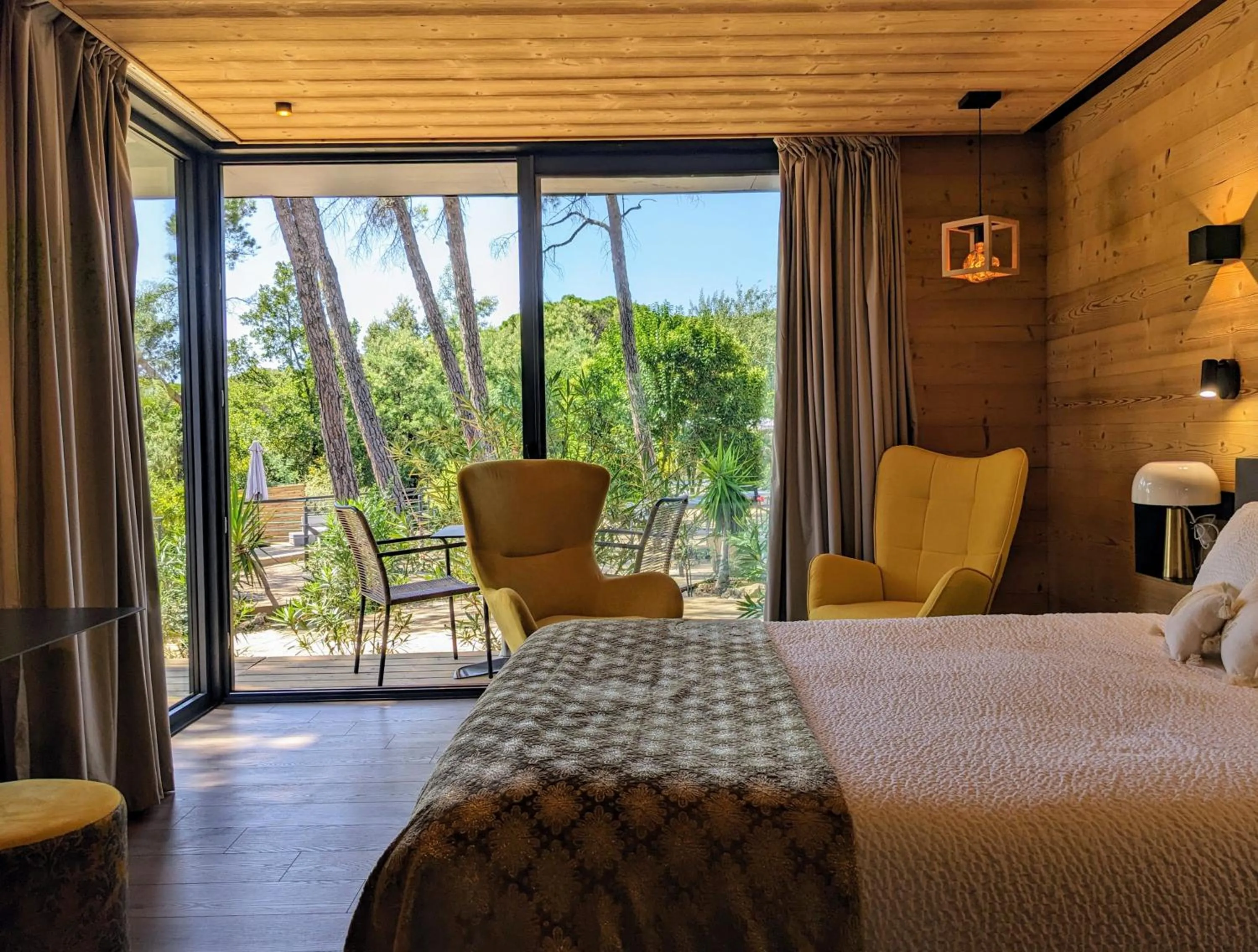 View (from property/room), Bed in Le Confidentiel Hôtel & SPA