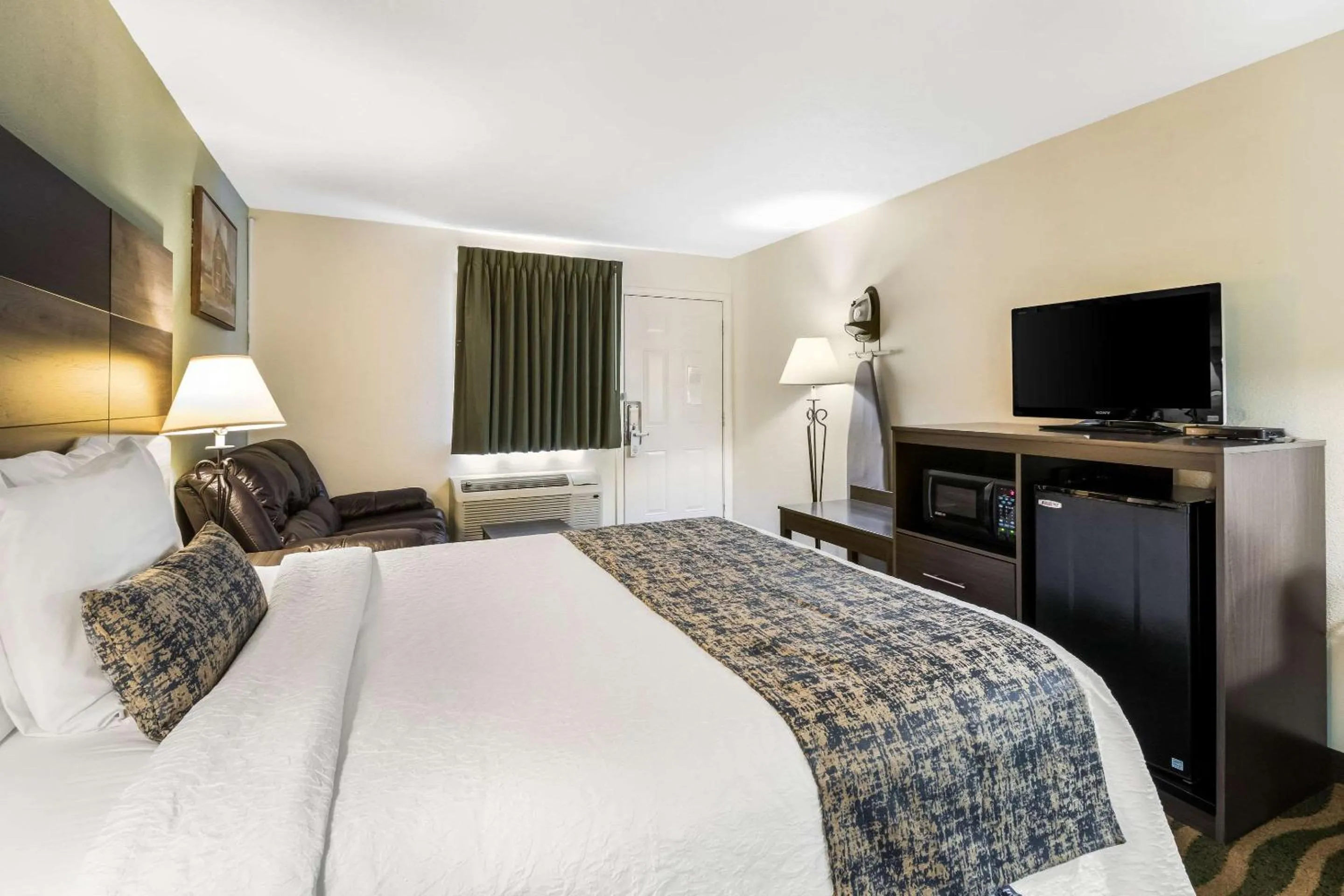 Photo of the whole room, Bed in Rodeway Inn Cadiz