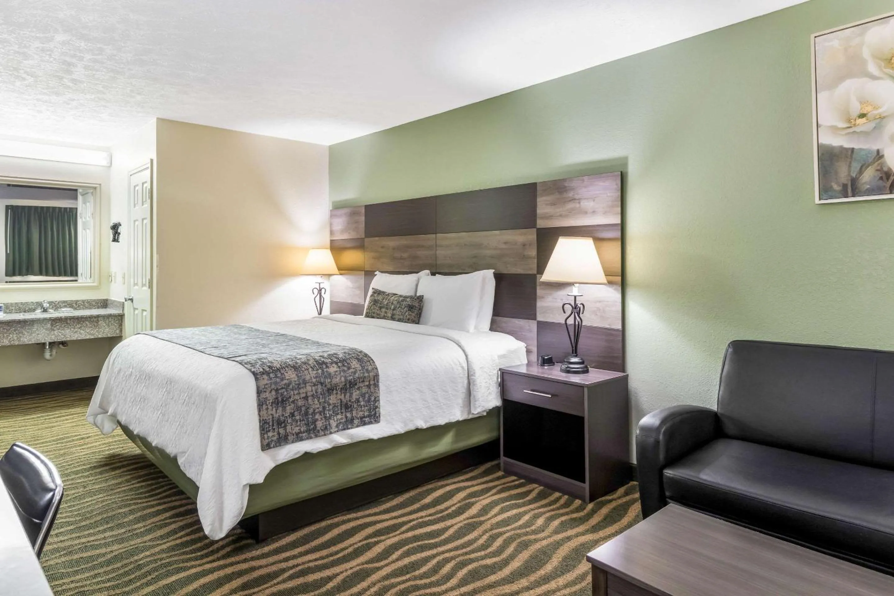 Photo of the whole room, Bed in Rodeway Inn Cadiz