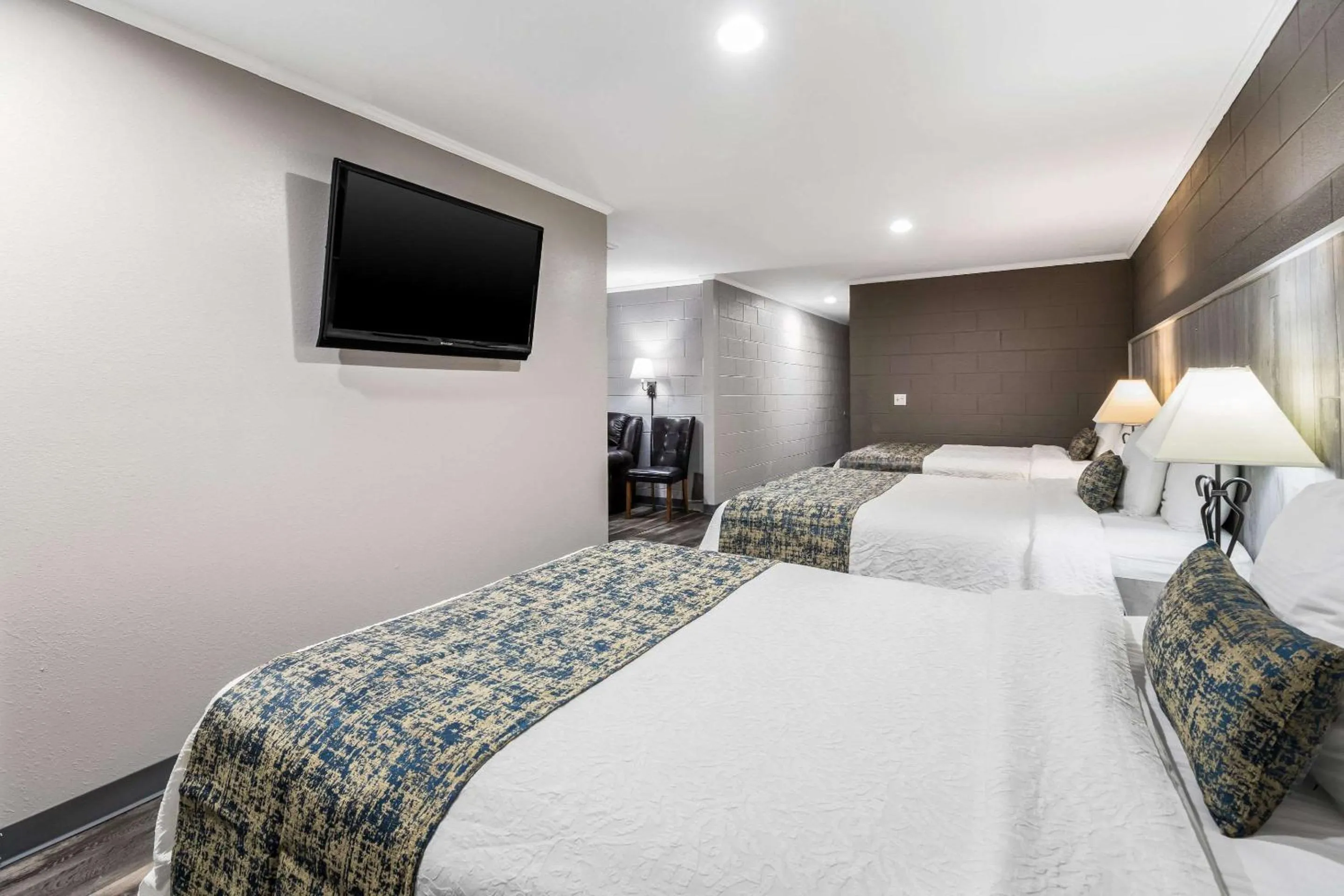 Photo of the whole room, Bed in Rodeway Inn Cadiz