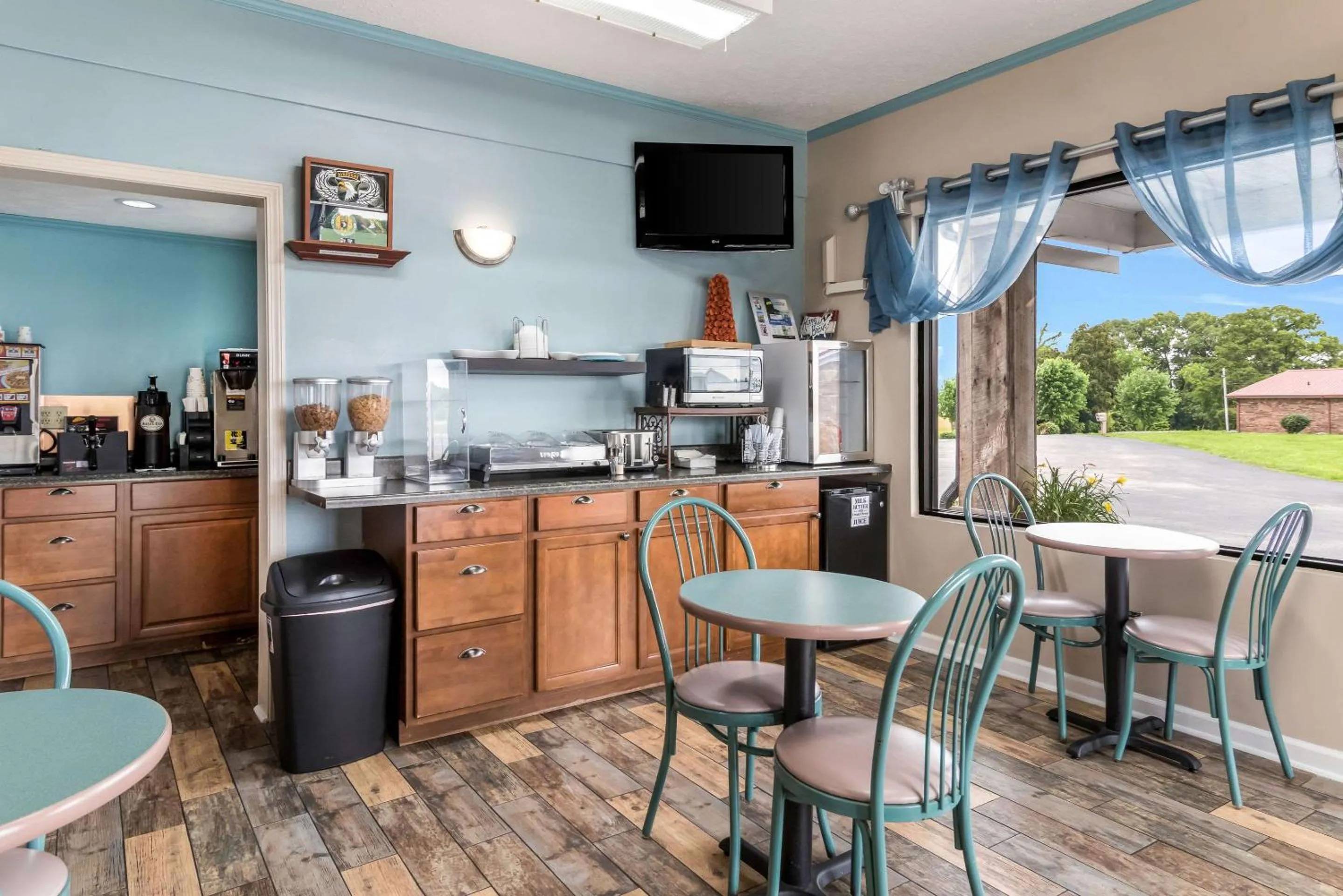 Restaurant/places to eat in Rodeway Inn Cadiz