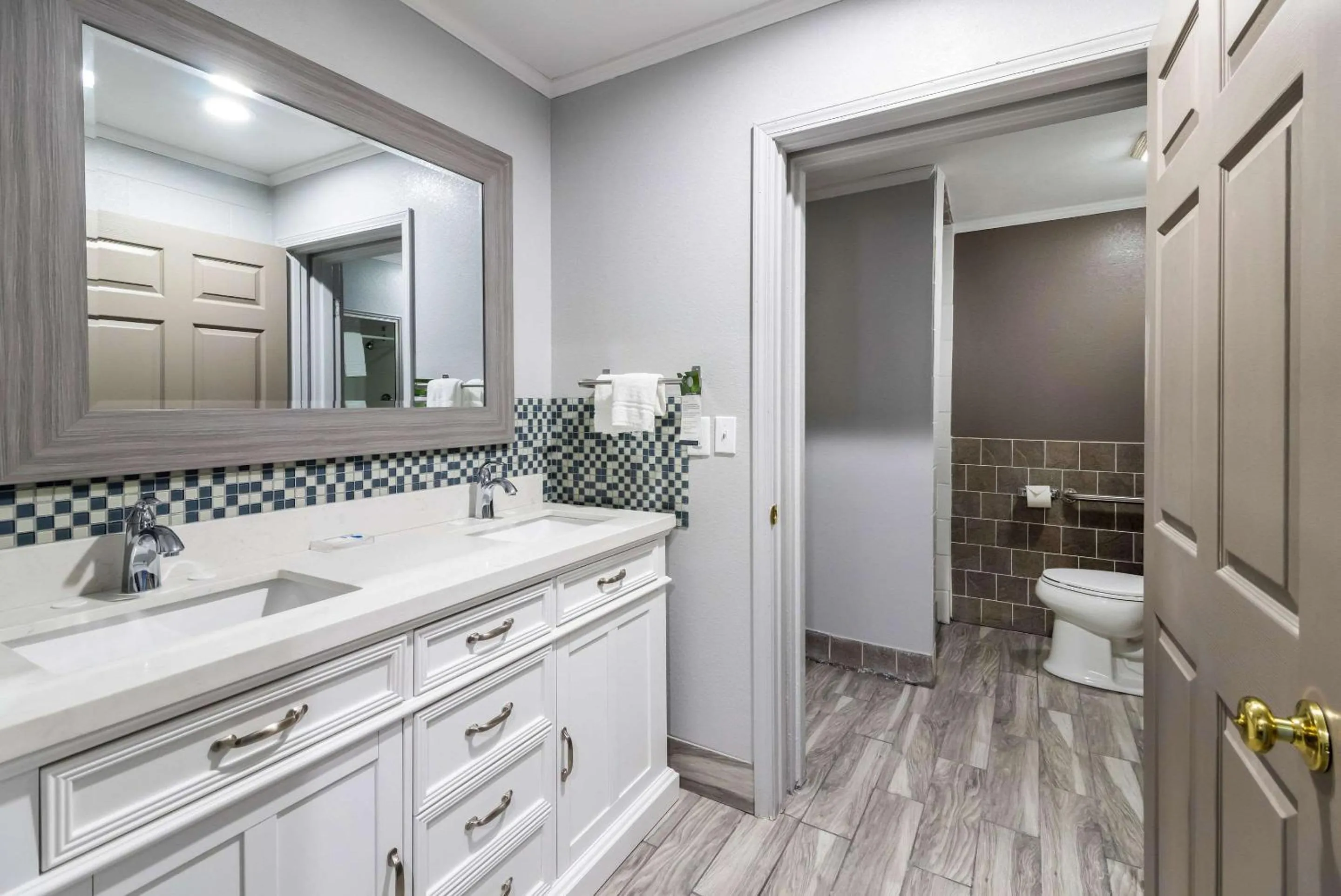 Bathroom in Rodeway Inn Cadiz