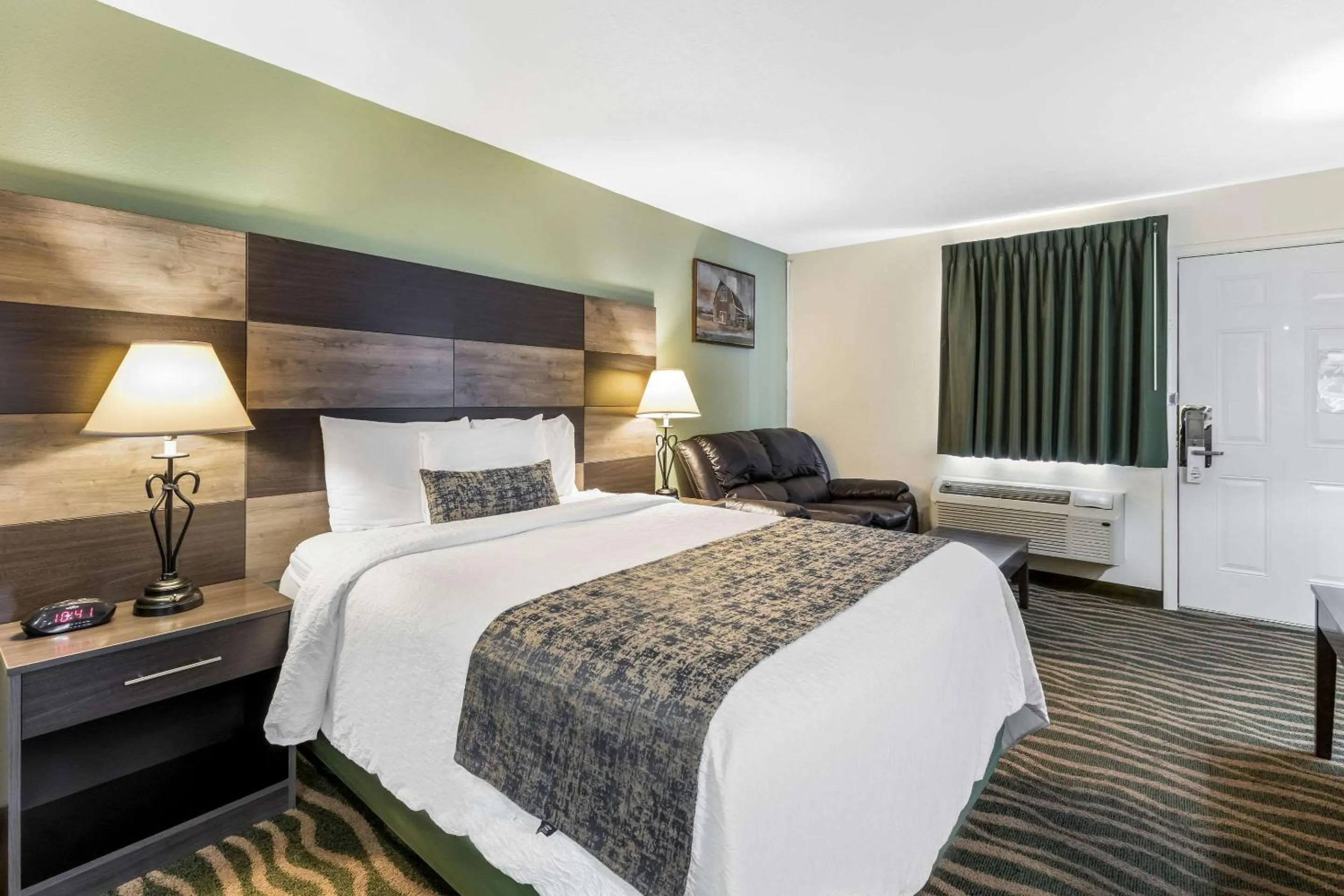 Photo of the whole room, Bed in Rodeway Inn Cadiz