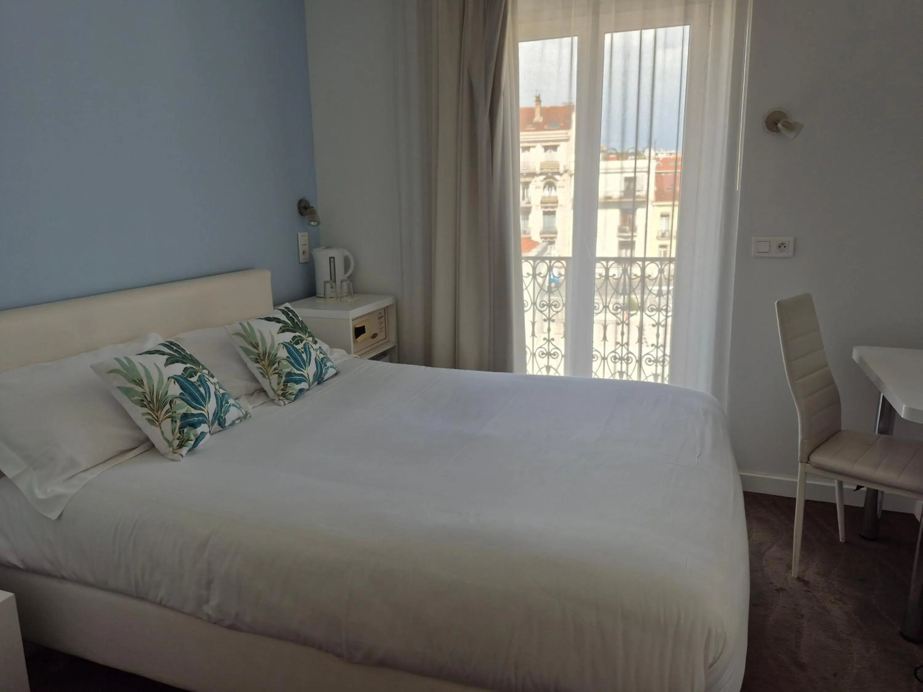 Photo of the whole room, Bed in Hôtel Ligure