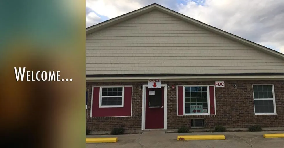 Facade/entrance in Leesville Lodge