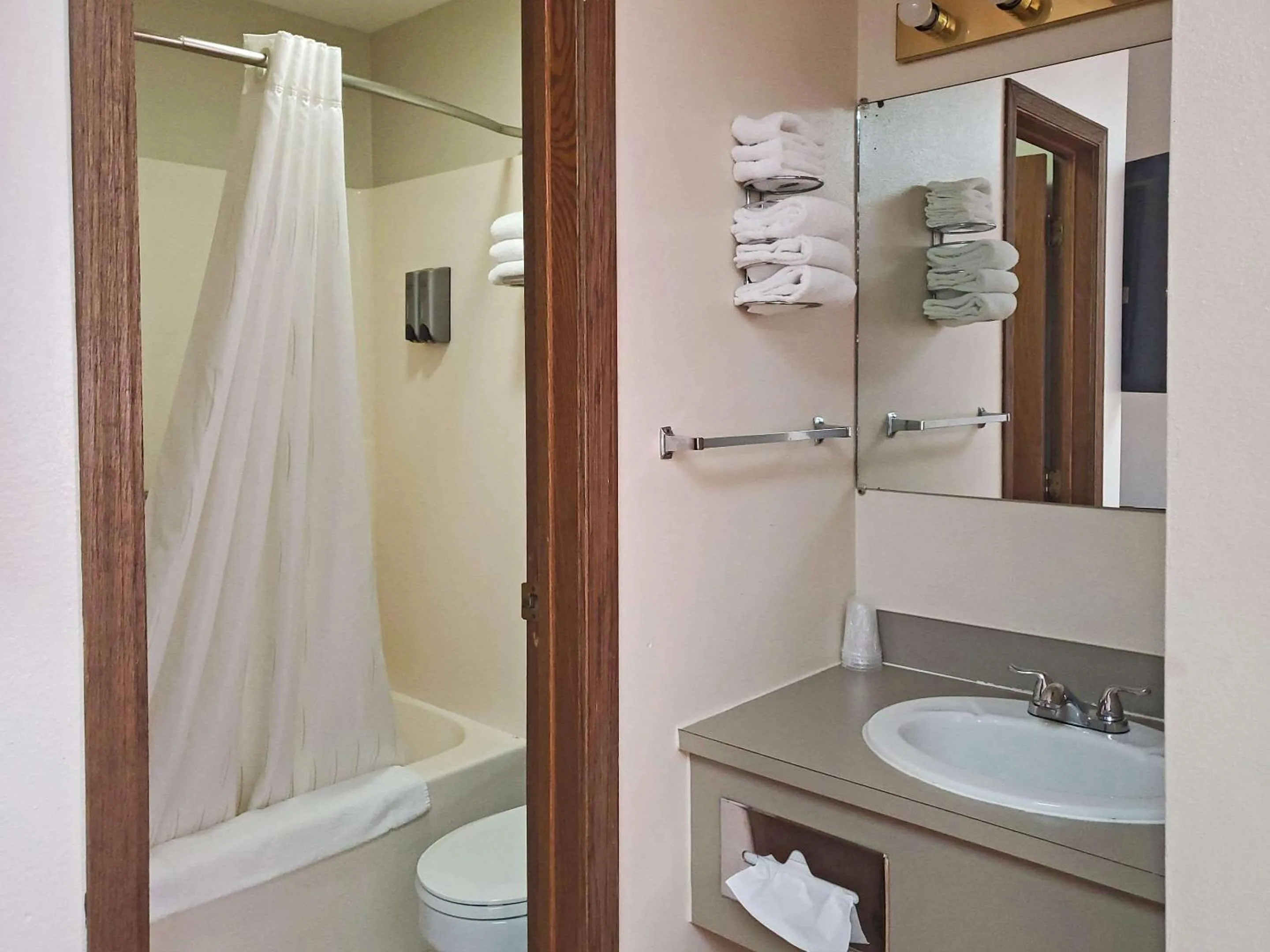 Bedroom in Rodeway Inn Buffalo