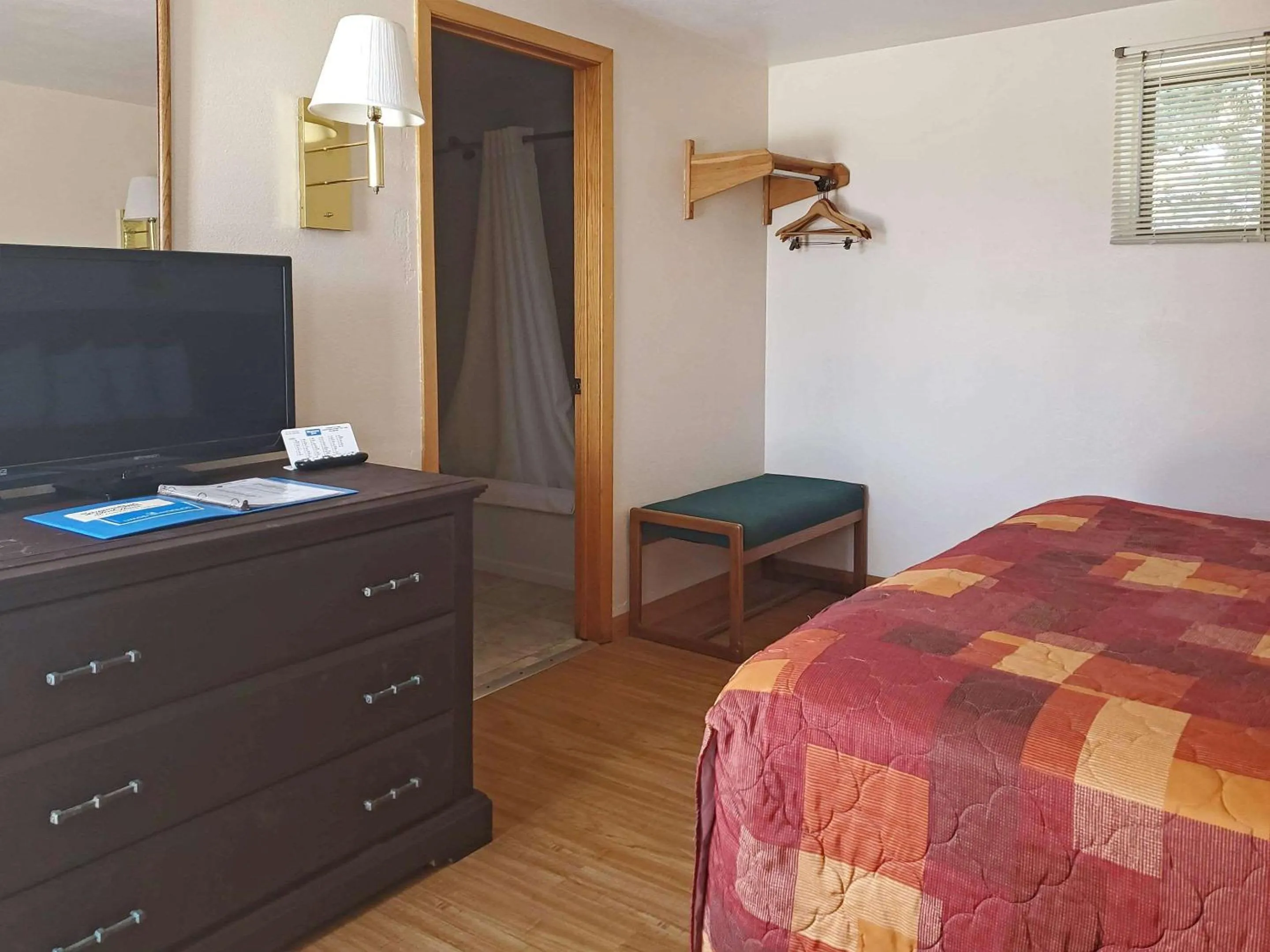 Bedroom, Bed in Rodeway Inn Buffalo