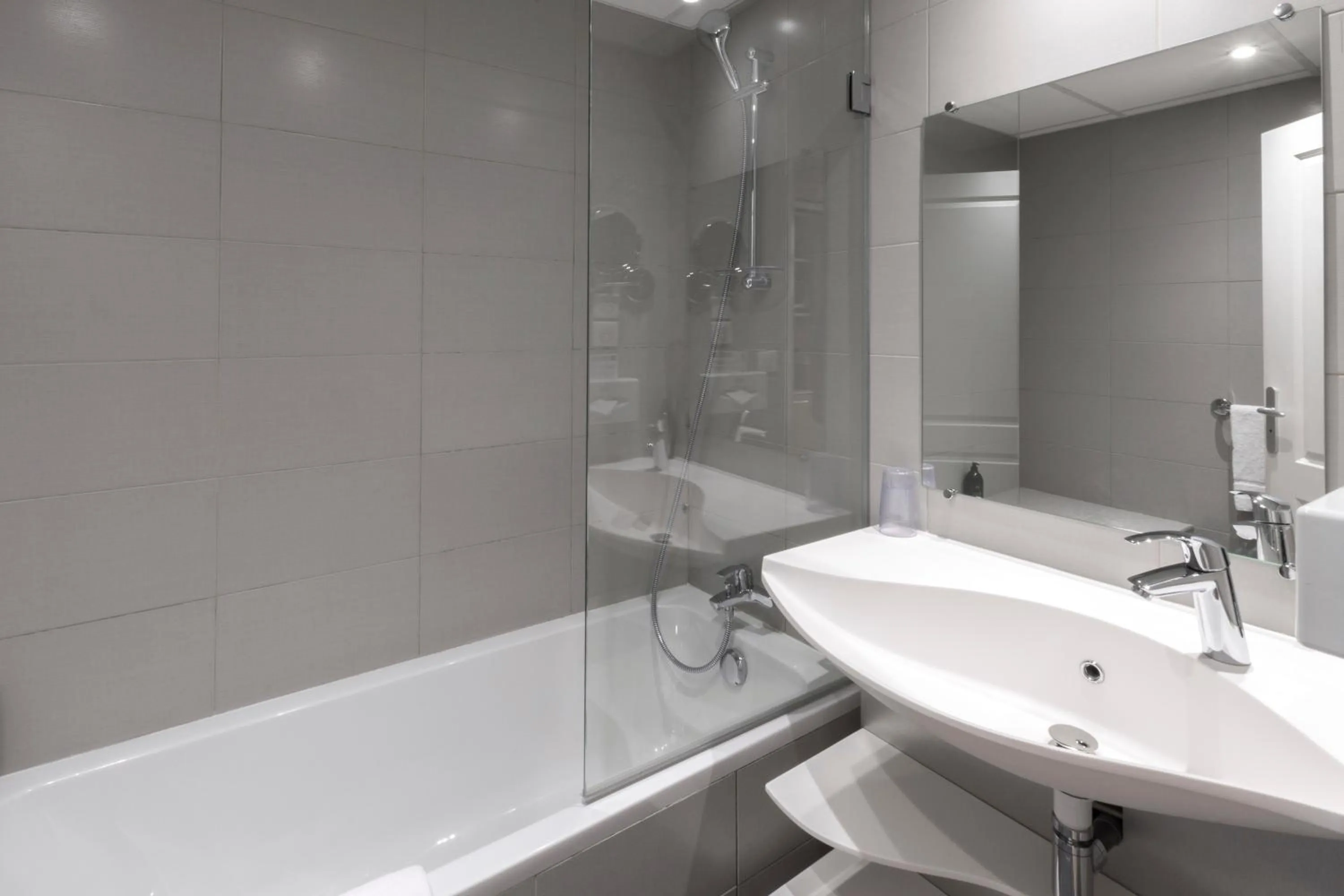 Shower in Aparthotel Adagio Nice Promenade des Anglais