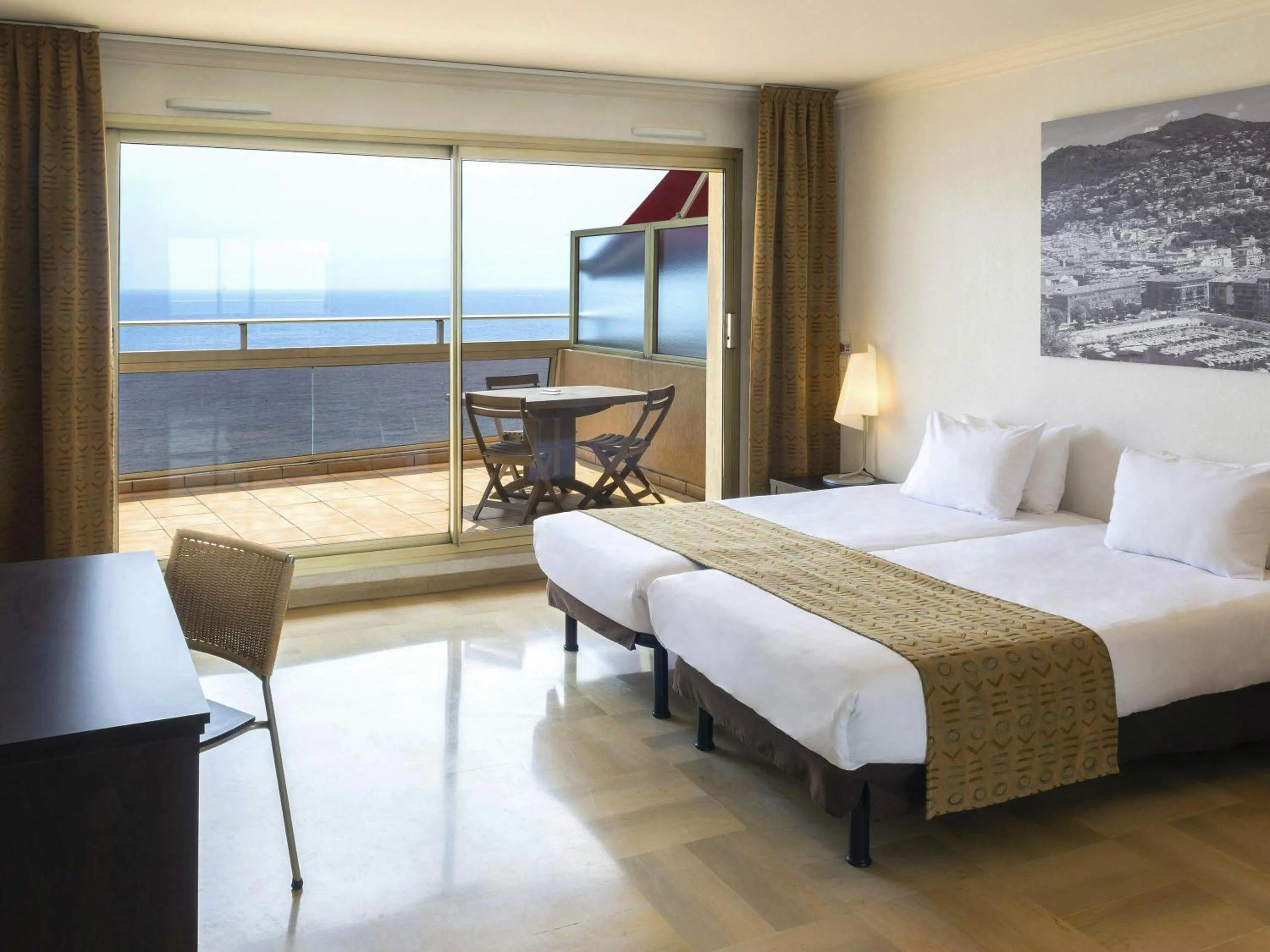 Bedroom, Bed in Aparthotel Adagio Nice Promenade des Anglais