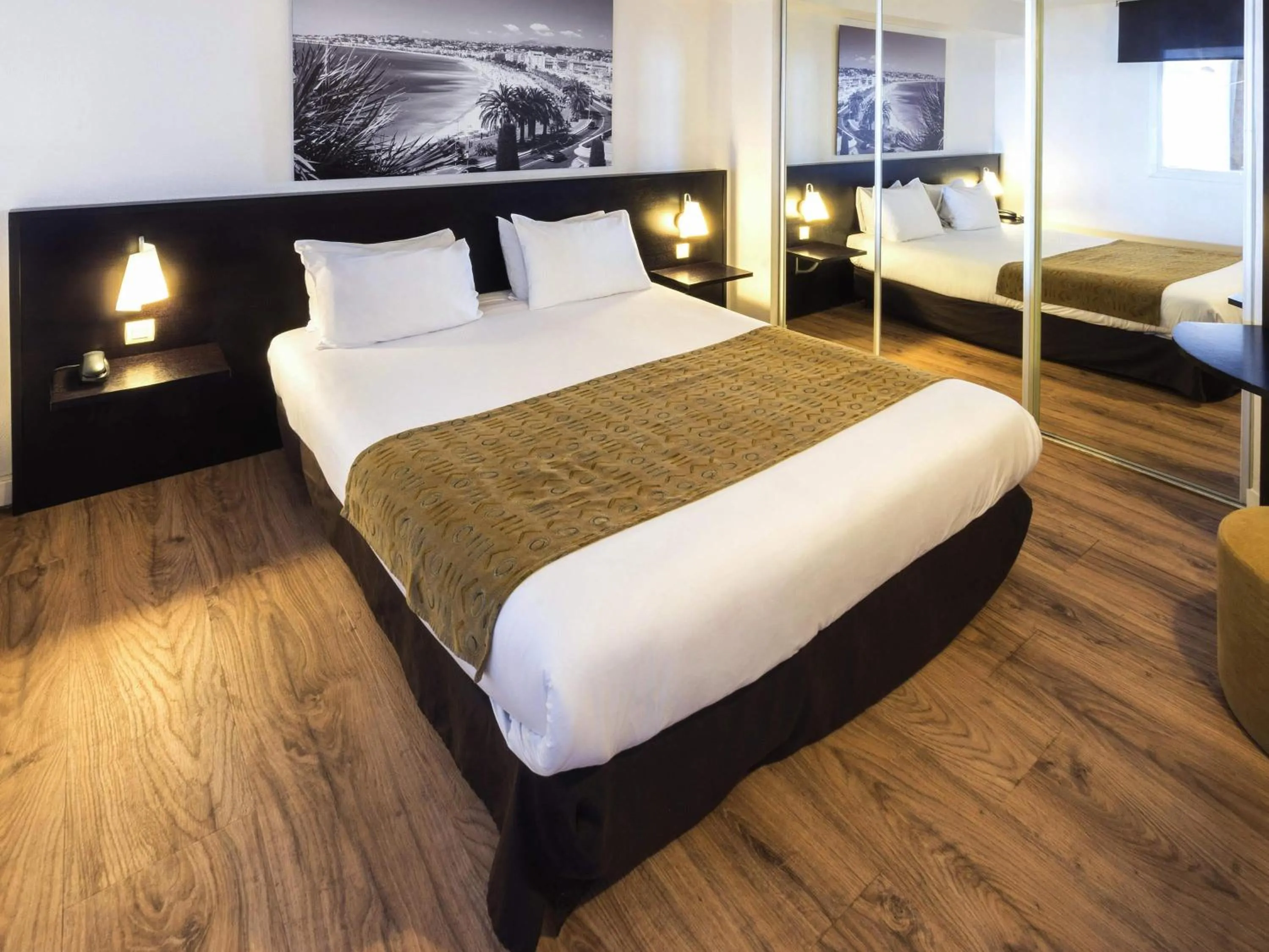 Bedroom, Bed in Aparthotel Adagio Nice Promenade des Anglais