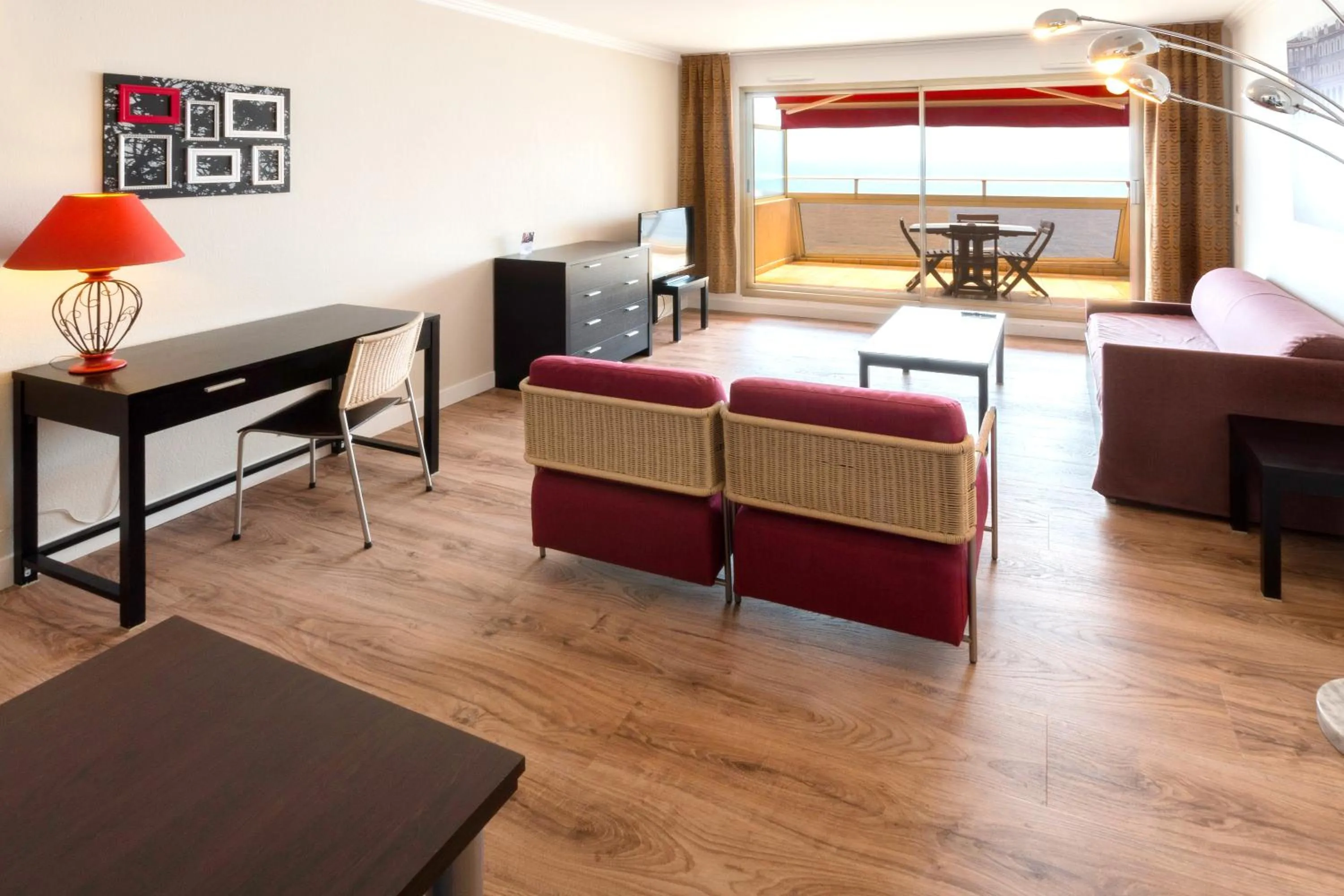 Living room, Bed in Aparthotel Adagio Nice Promenade des Anglais