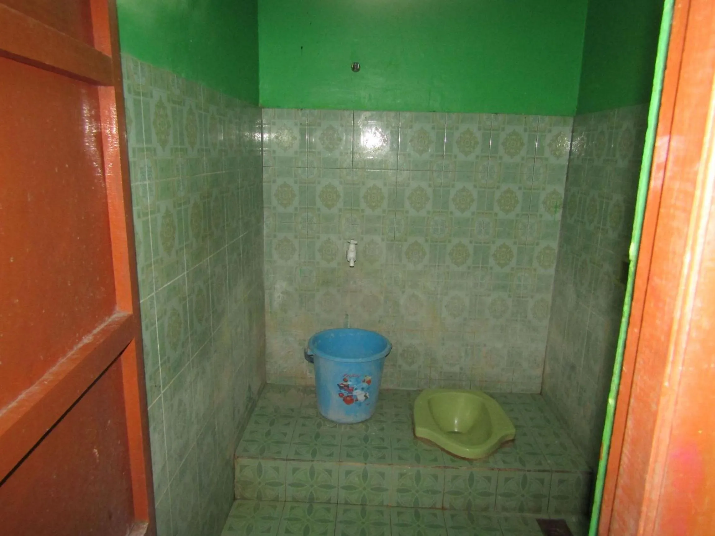 Bathroom in Losmen Kinasih Puncak & Gazebo Pandang