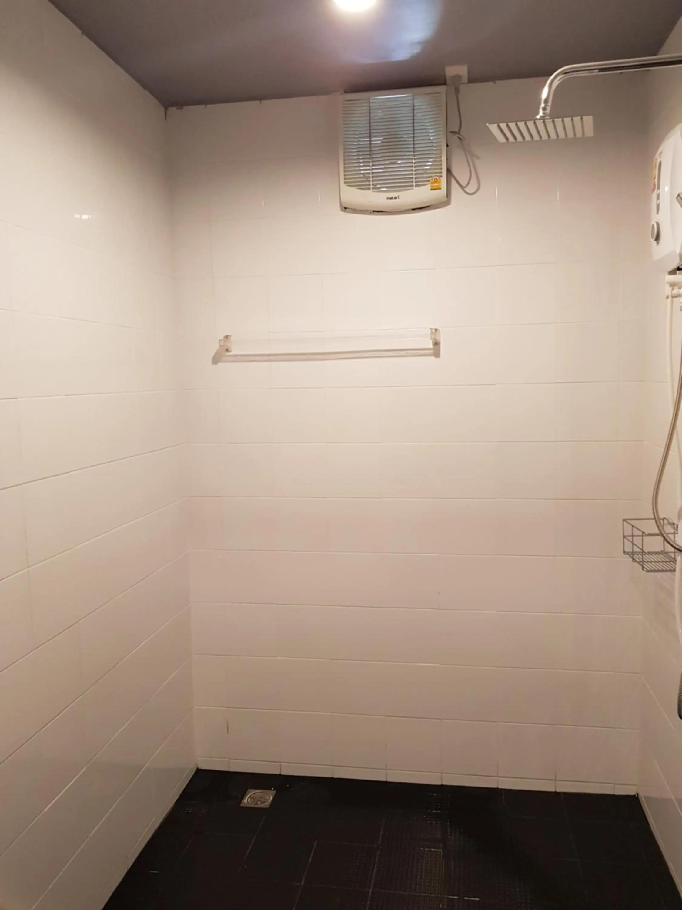 Bathroom in SleepCatsHostel