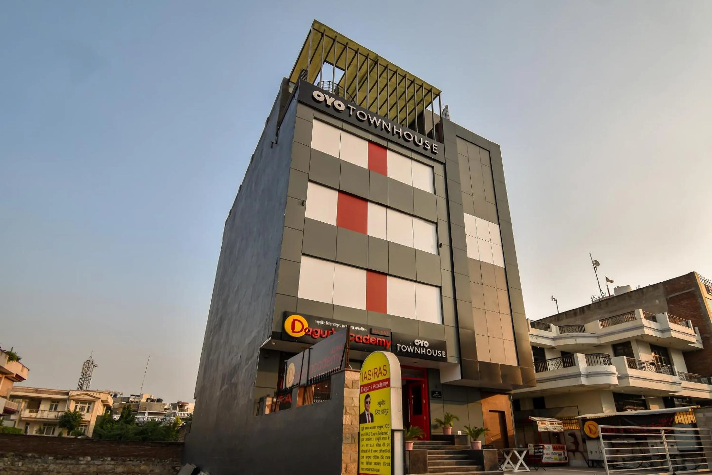 Facade/entrance in OYO Hotel Luxurs