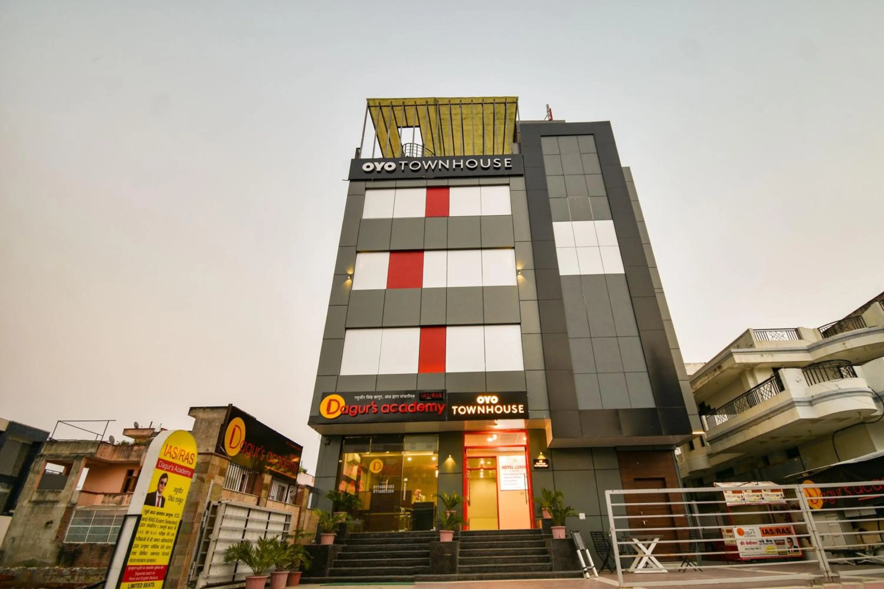 Facade/entrance in OYO Hotel Luxurs