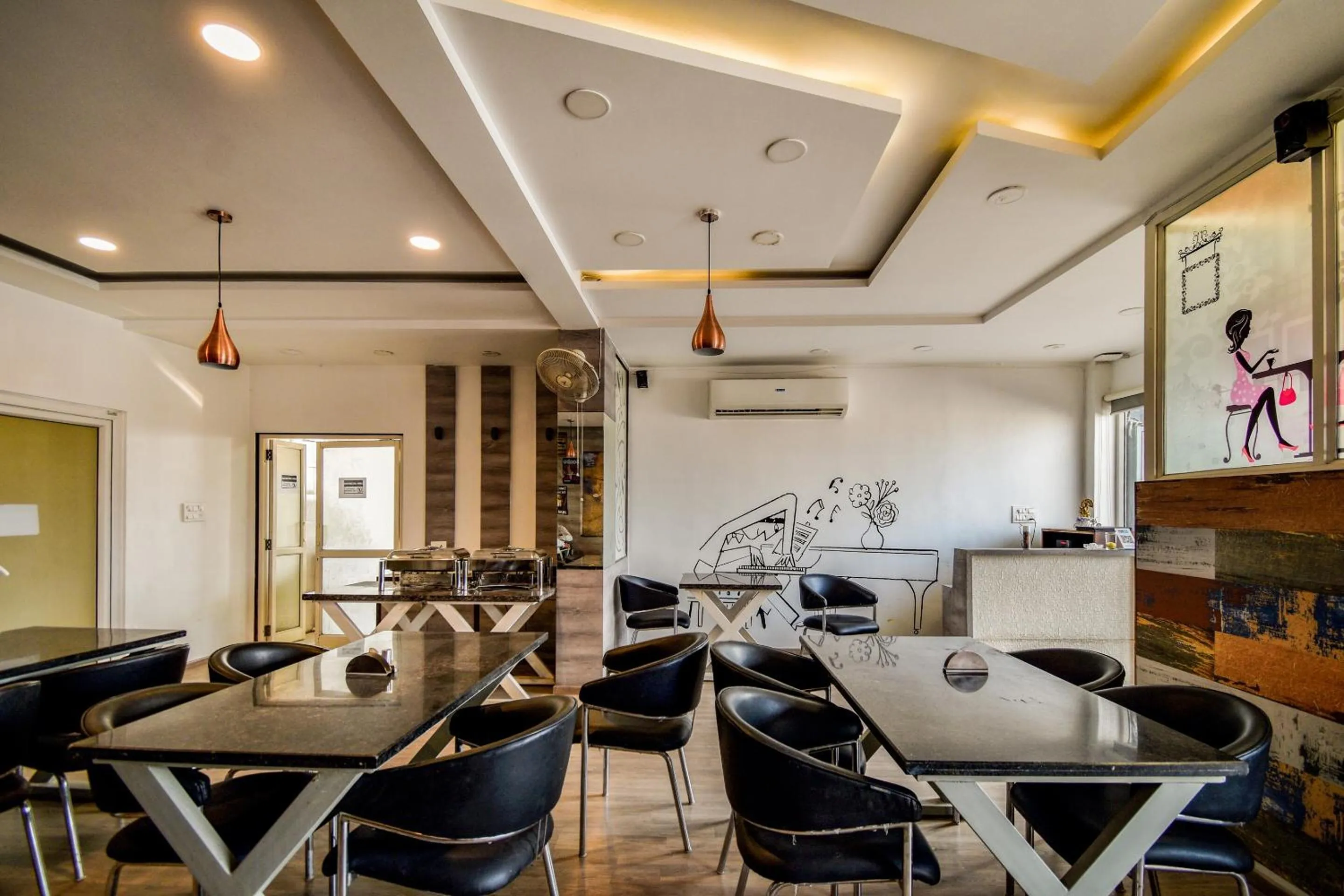 Restaurant/places to eat in OYO Hotel Luxurs
