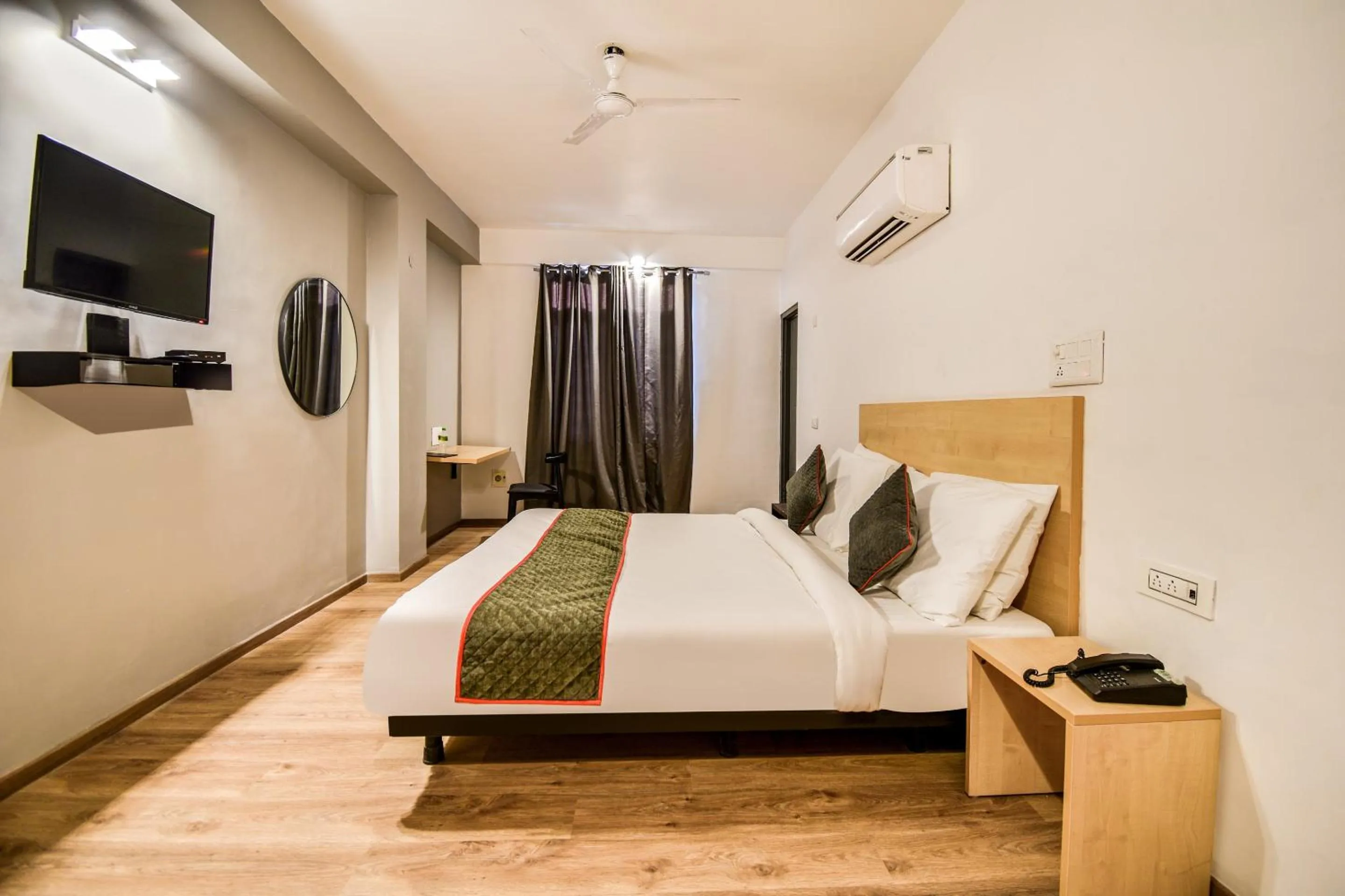 Bedroom in OYO Hotel Luxurs