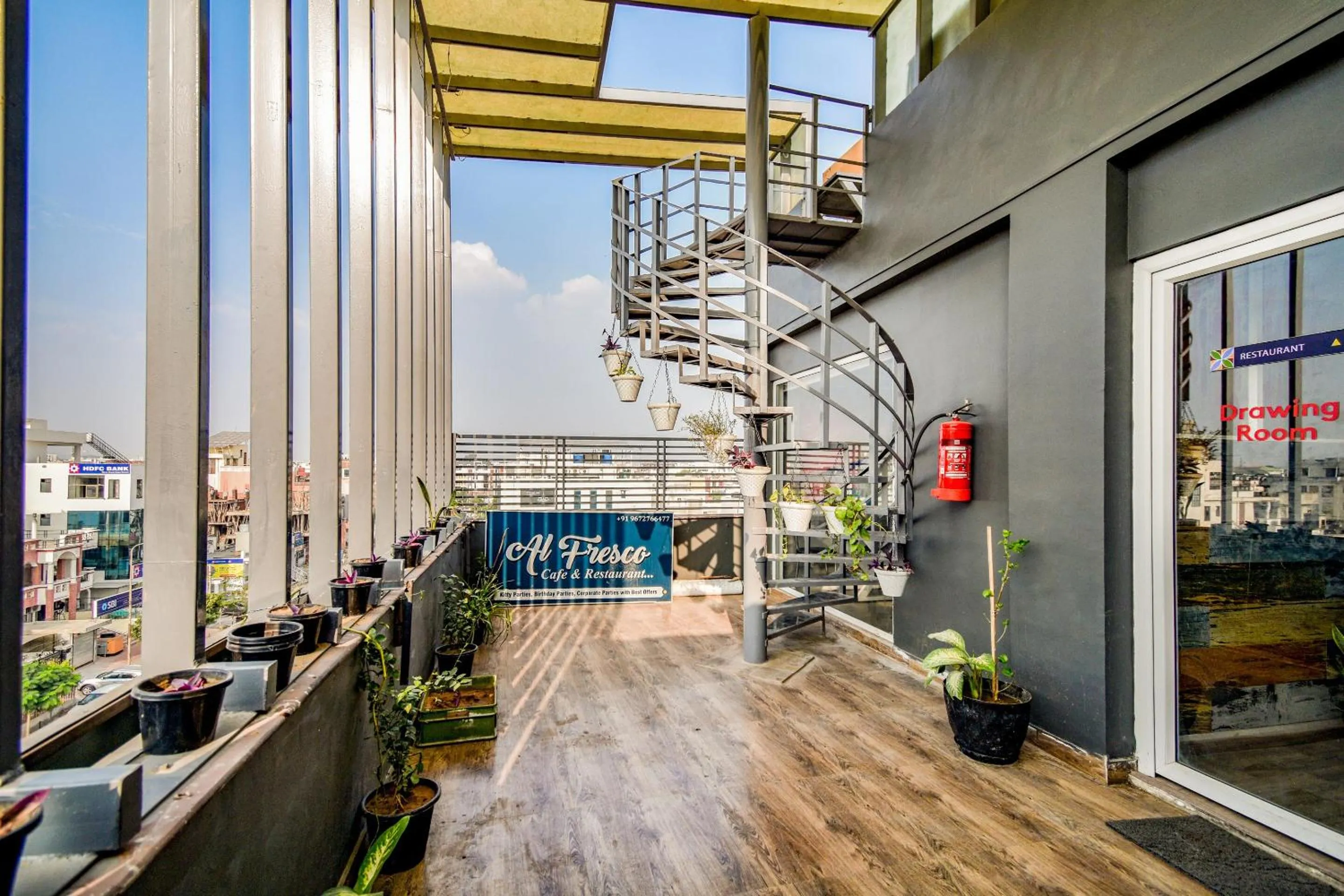 Restaurant/places to eat in OYO Hotel Luxurs