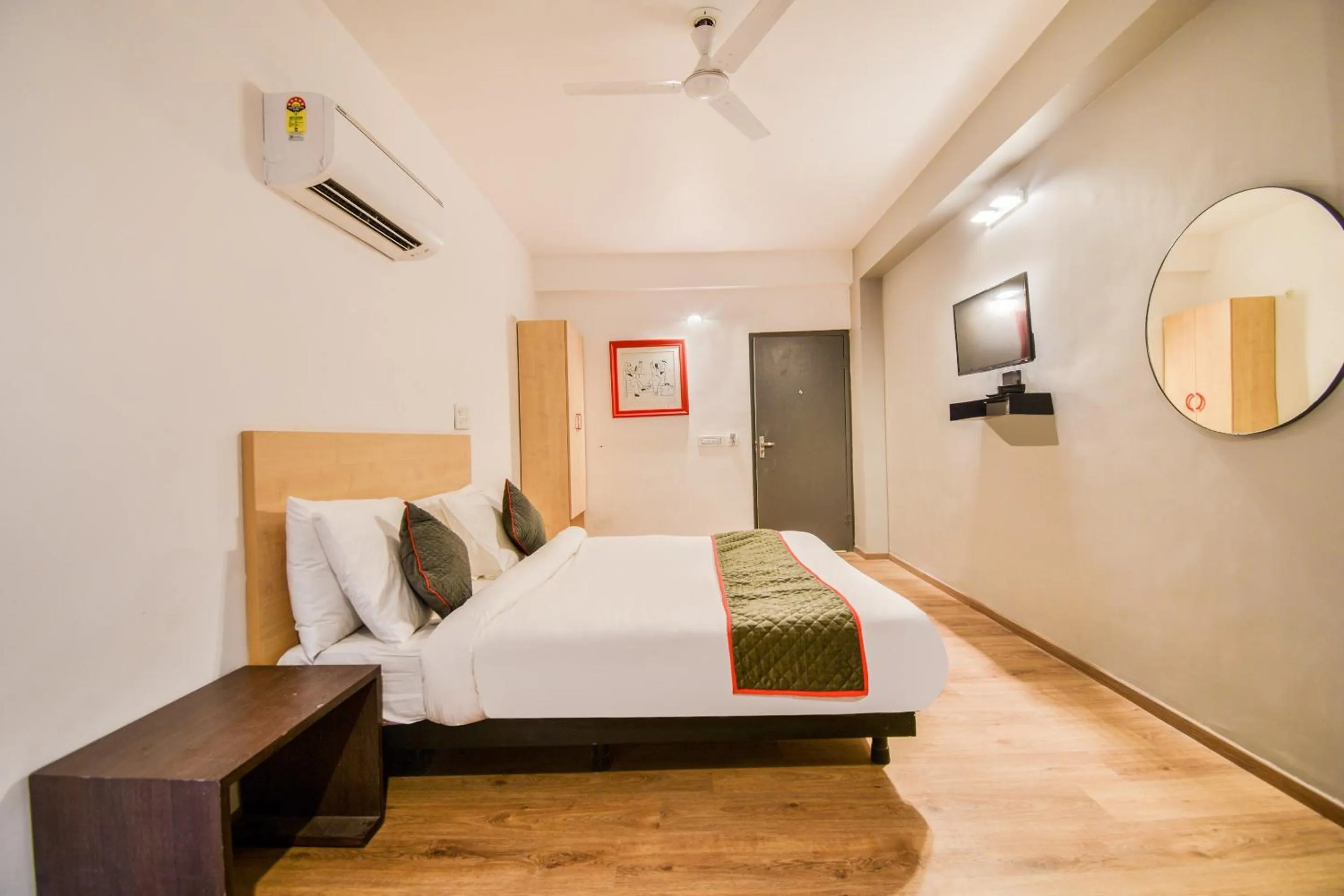 Bedroom in OYO Hotel Luxurs