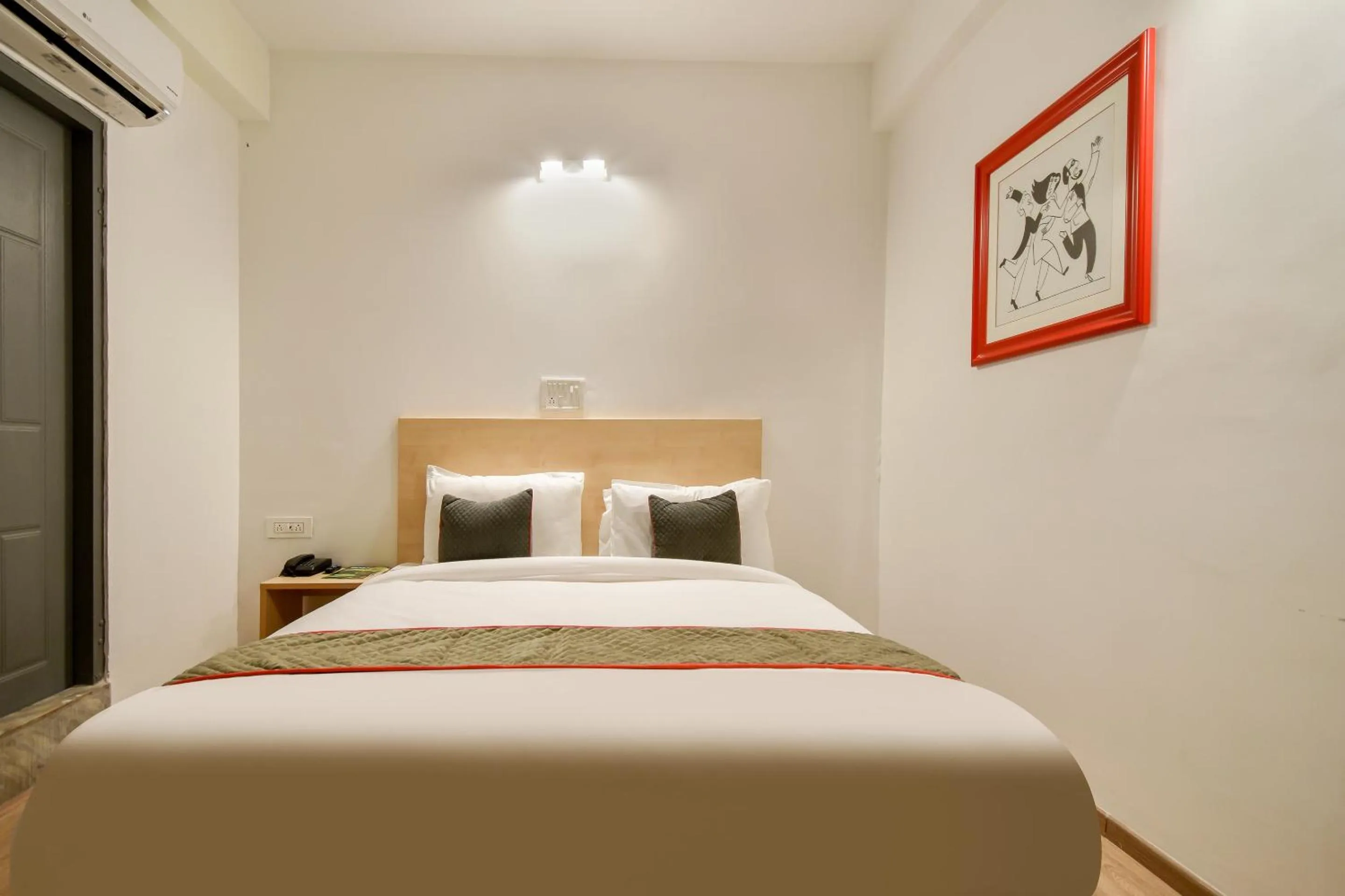 Bedroom in OYO Hotel Luxurs