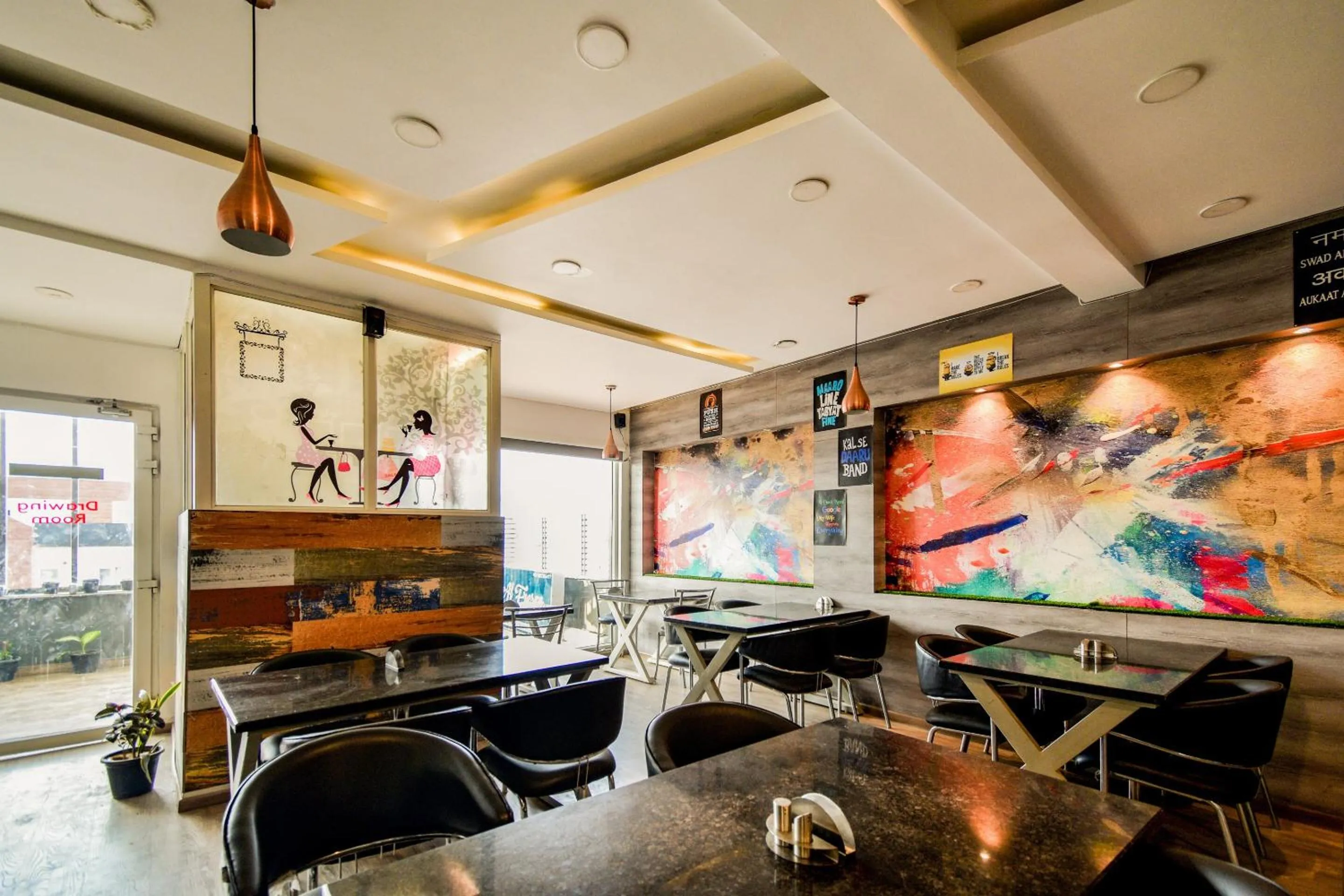 Restaurant/places to eat in OYO Hotel Luxurs