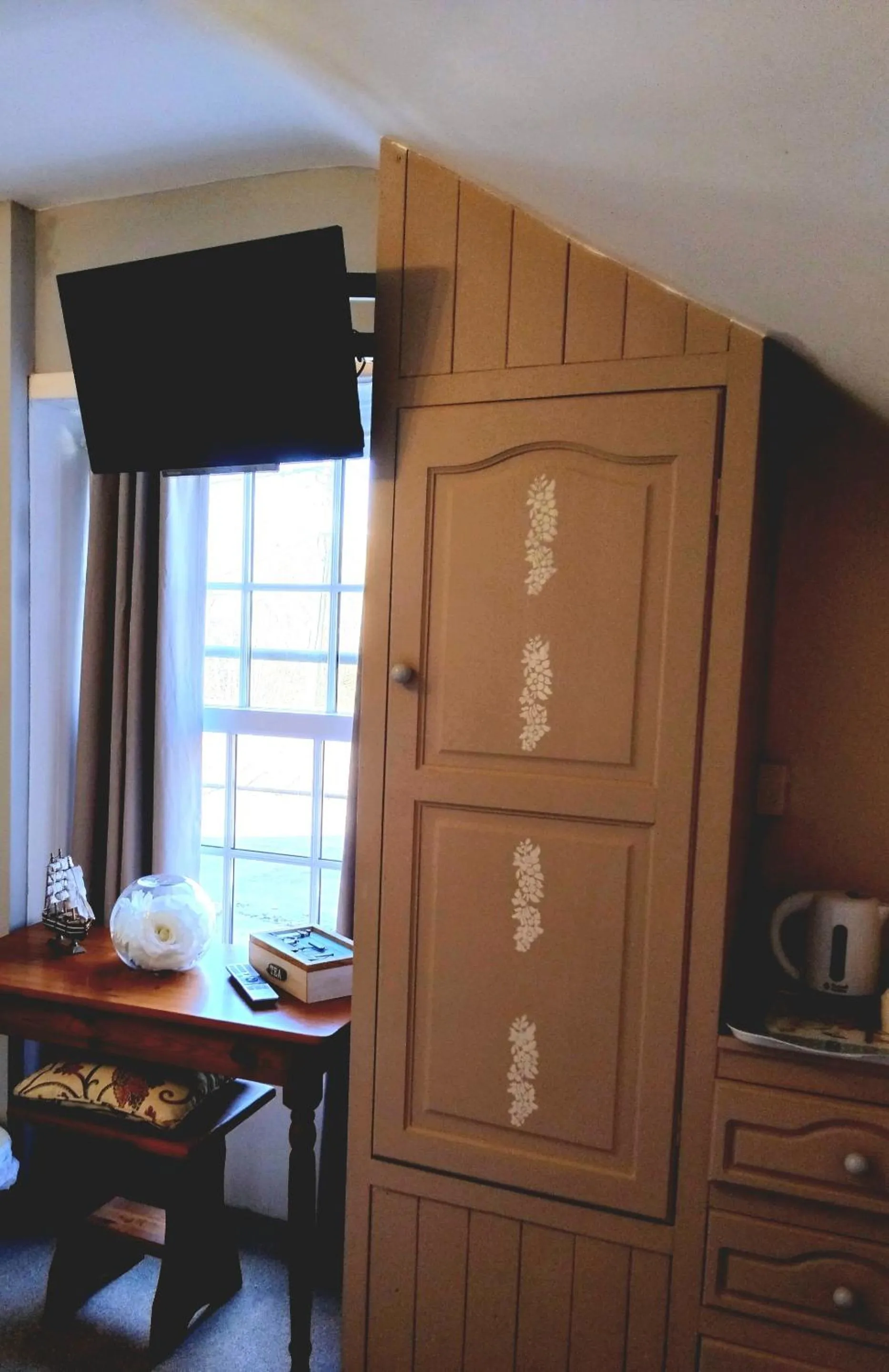 Bedroom in The Countryman Hotel