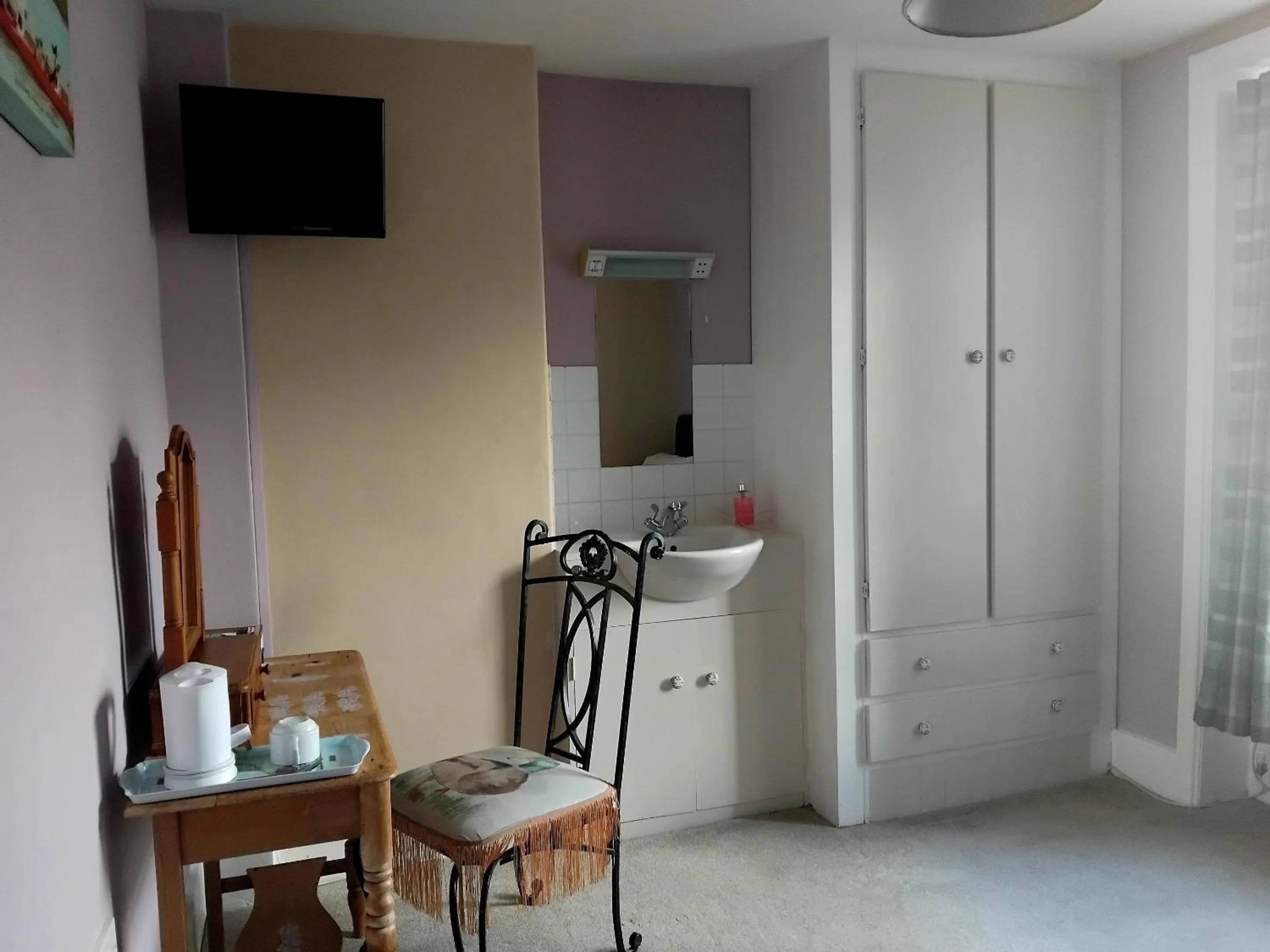 Bedroom in The Countryman Hotel