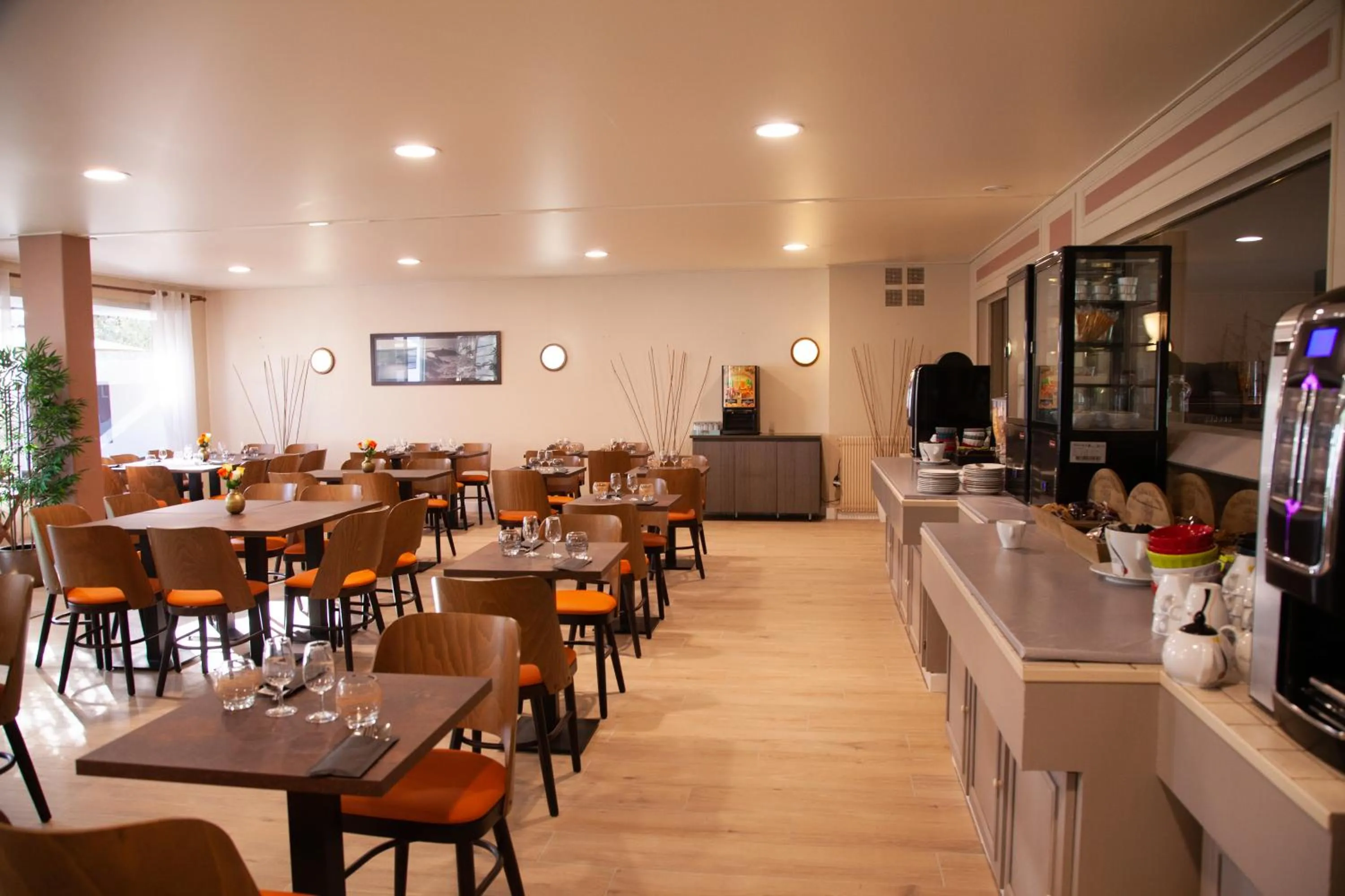 Restaurant/places to eat in Hotel les Alignements