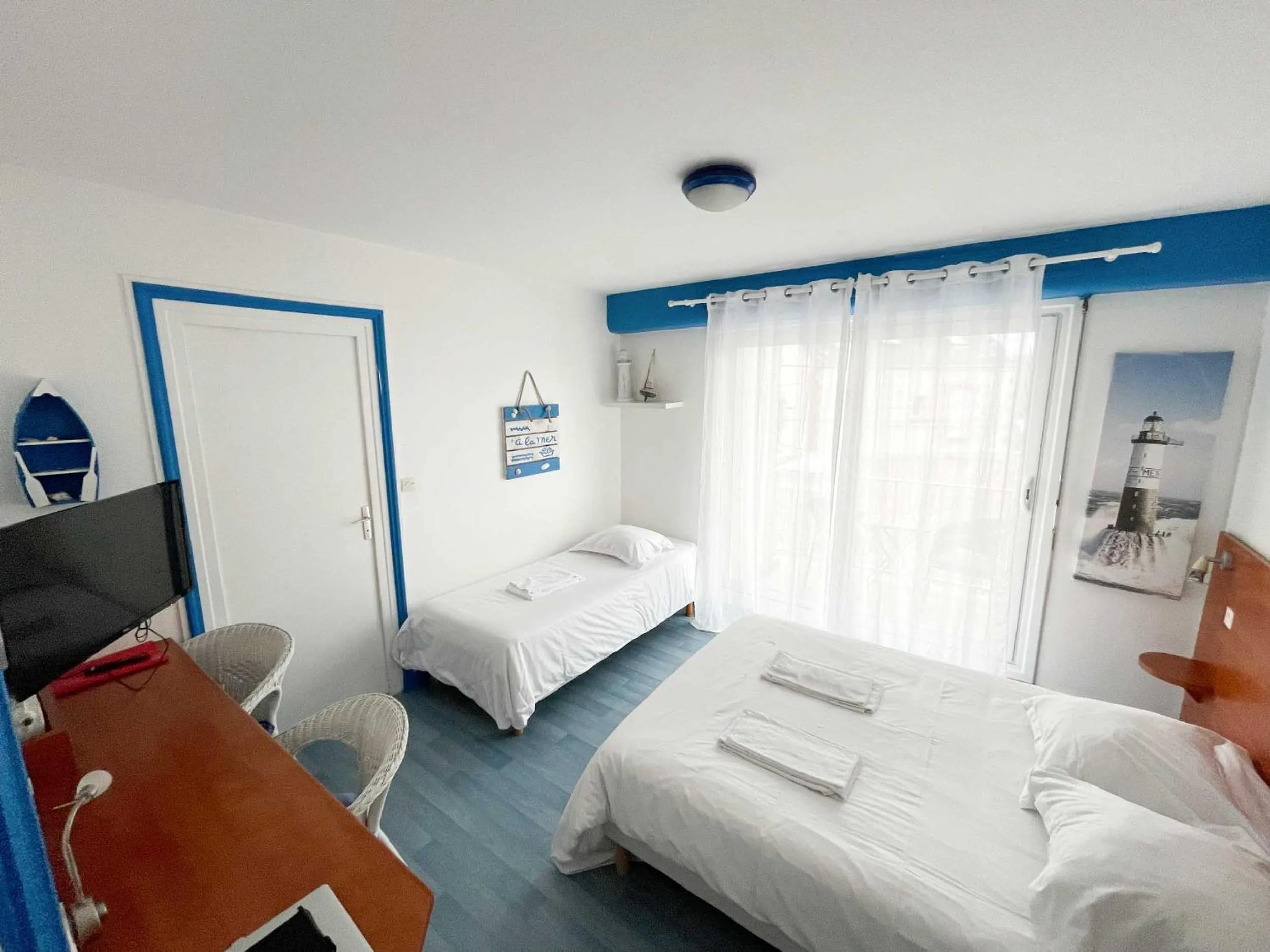 Photo of the whole room, Bed in Hotel les Alignements