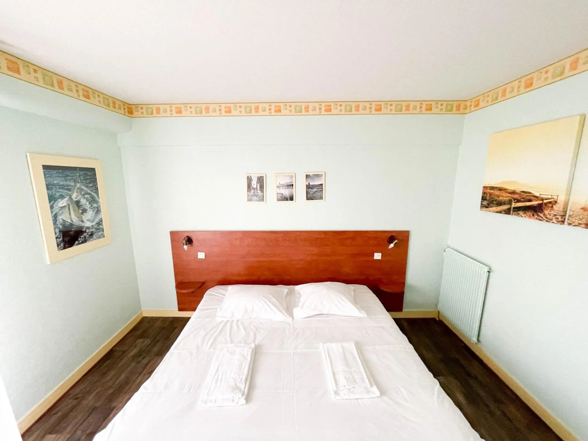 Photo of the whole room, Bed in Hotel les Alignements