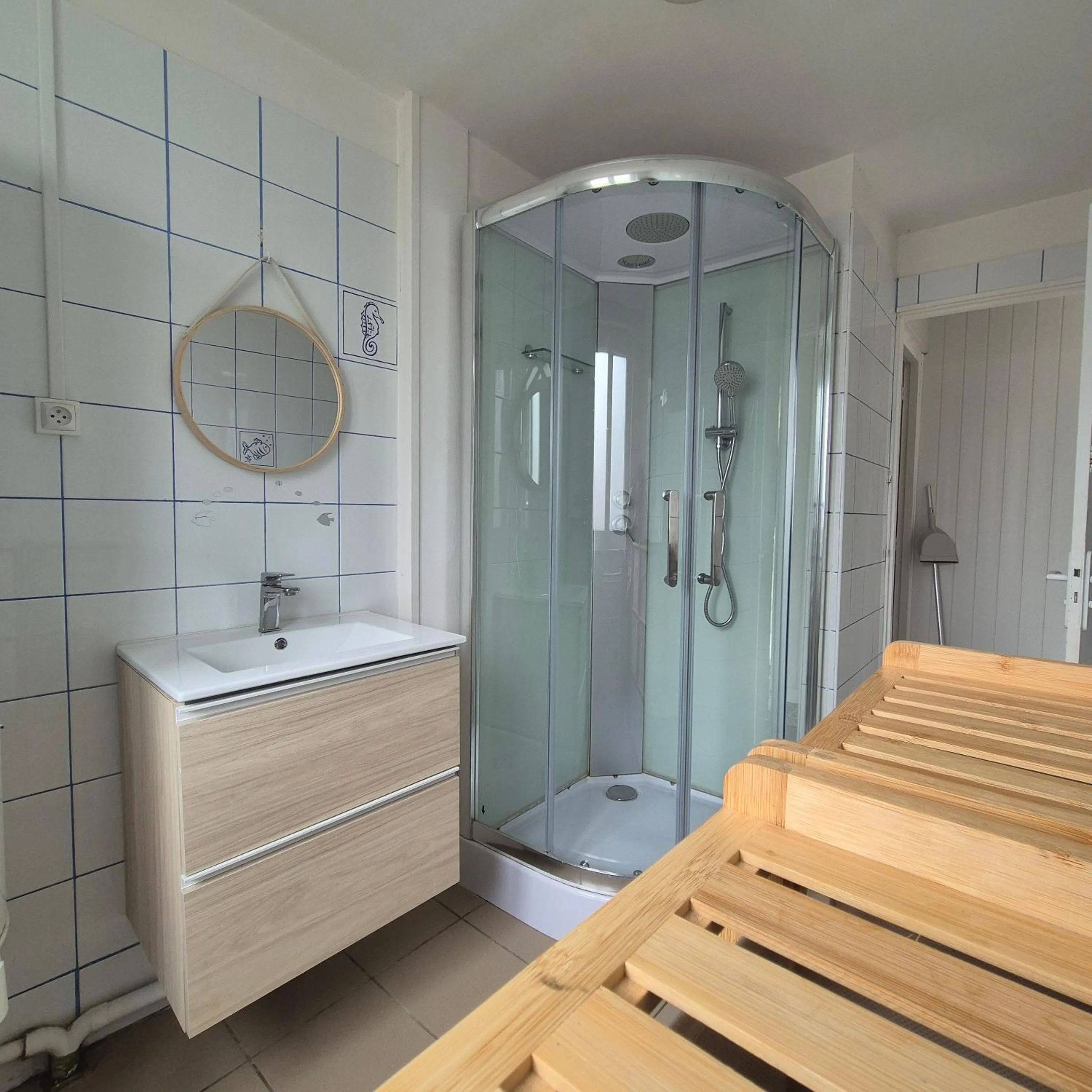 Shower in Centre de Vacances CPCV Normandie à 50 metres de la plage de Houlgate