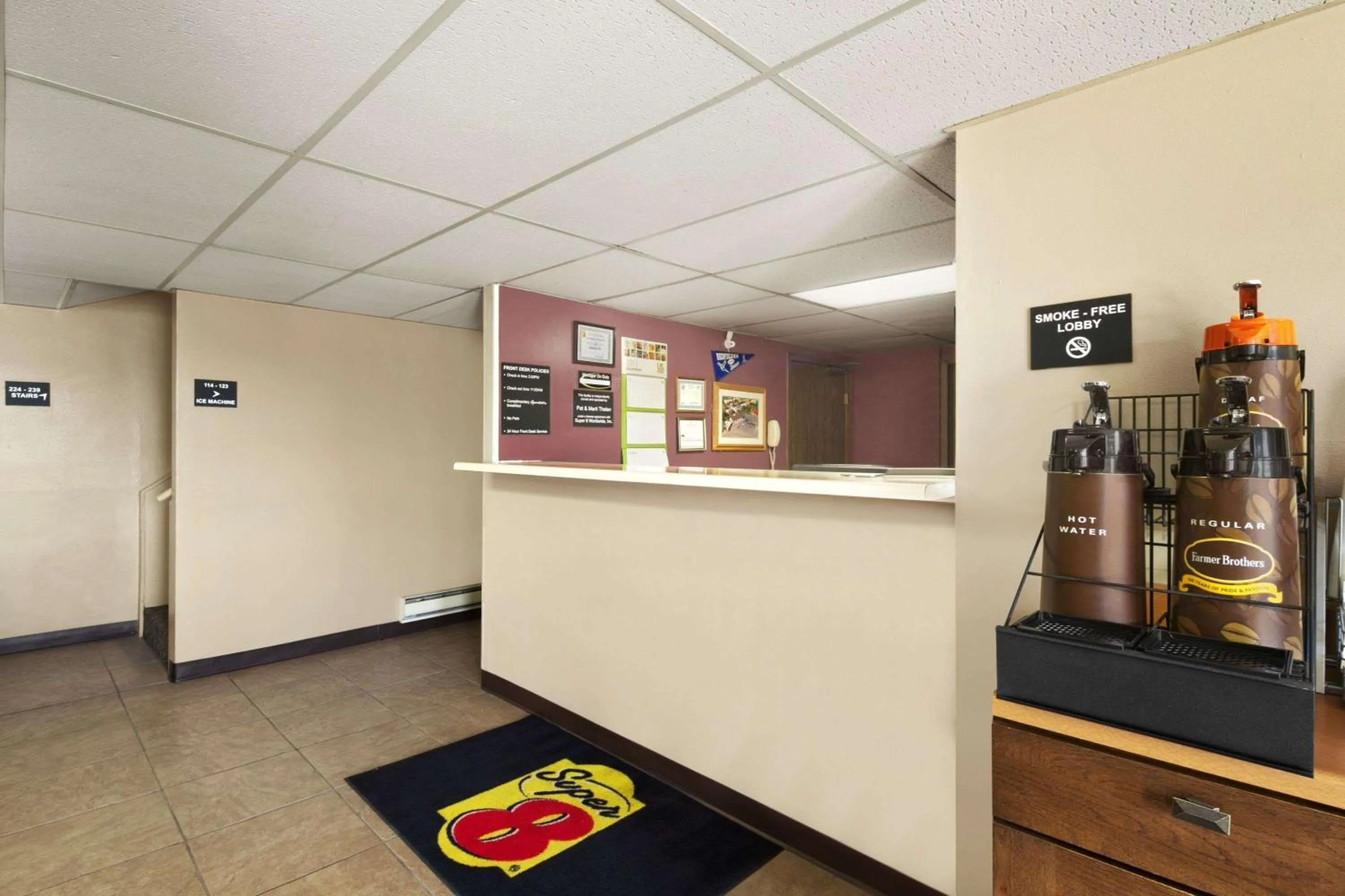 Lobby or reception in Super 8 by Wyndham Redfield