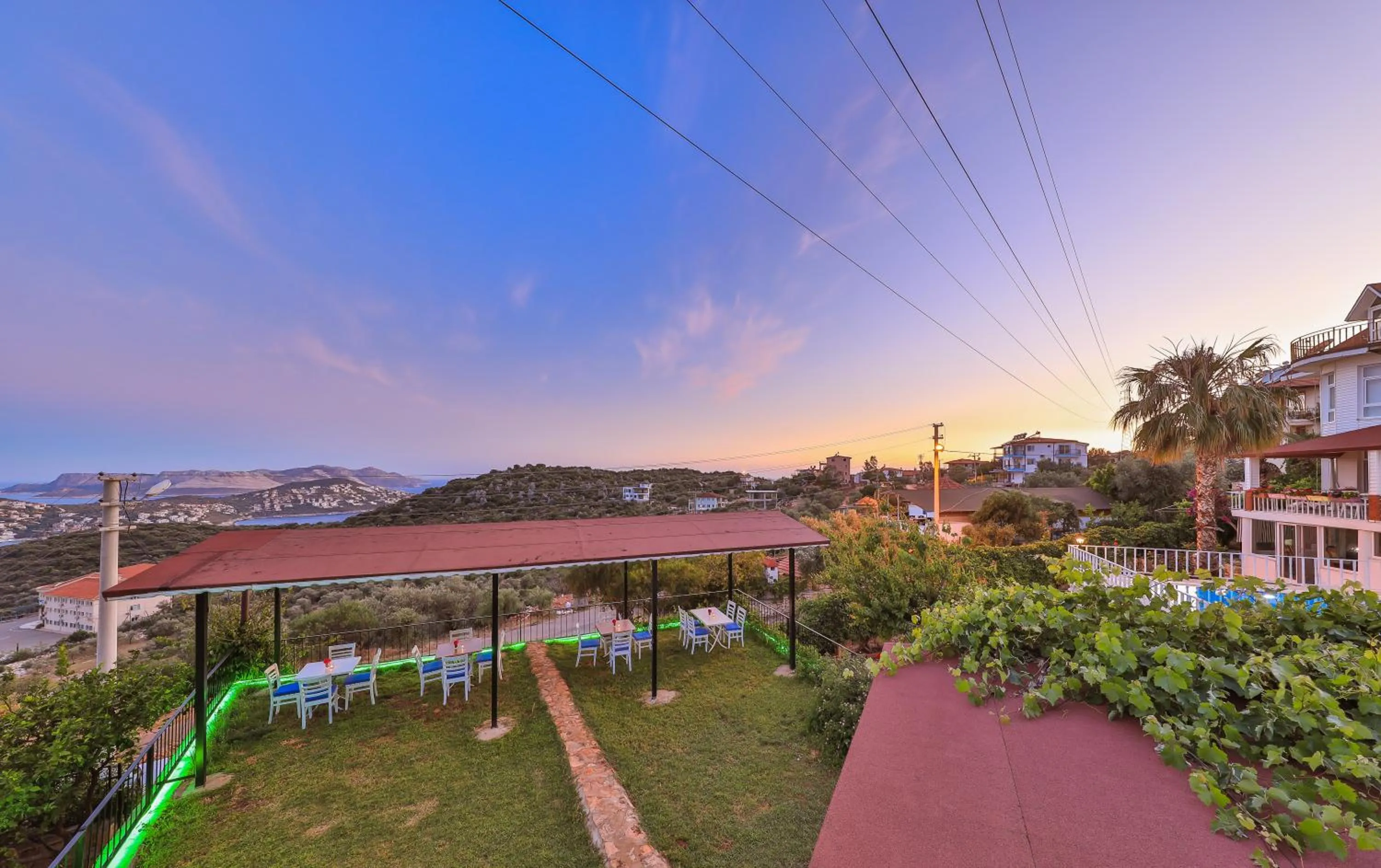 Sunset in 3 House Apart