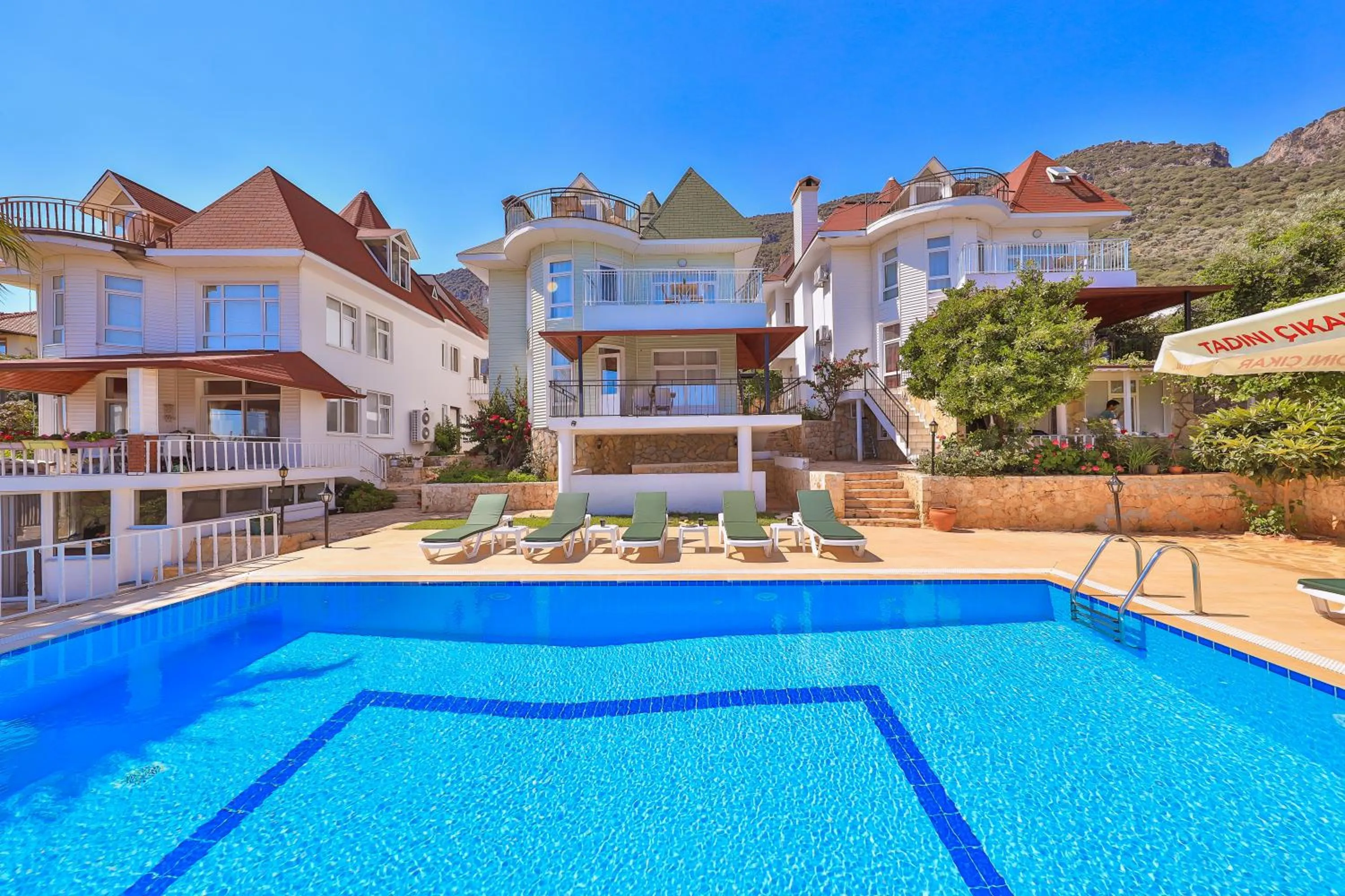 Swimming pool in 3 House Apart