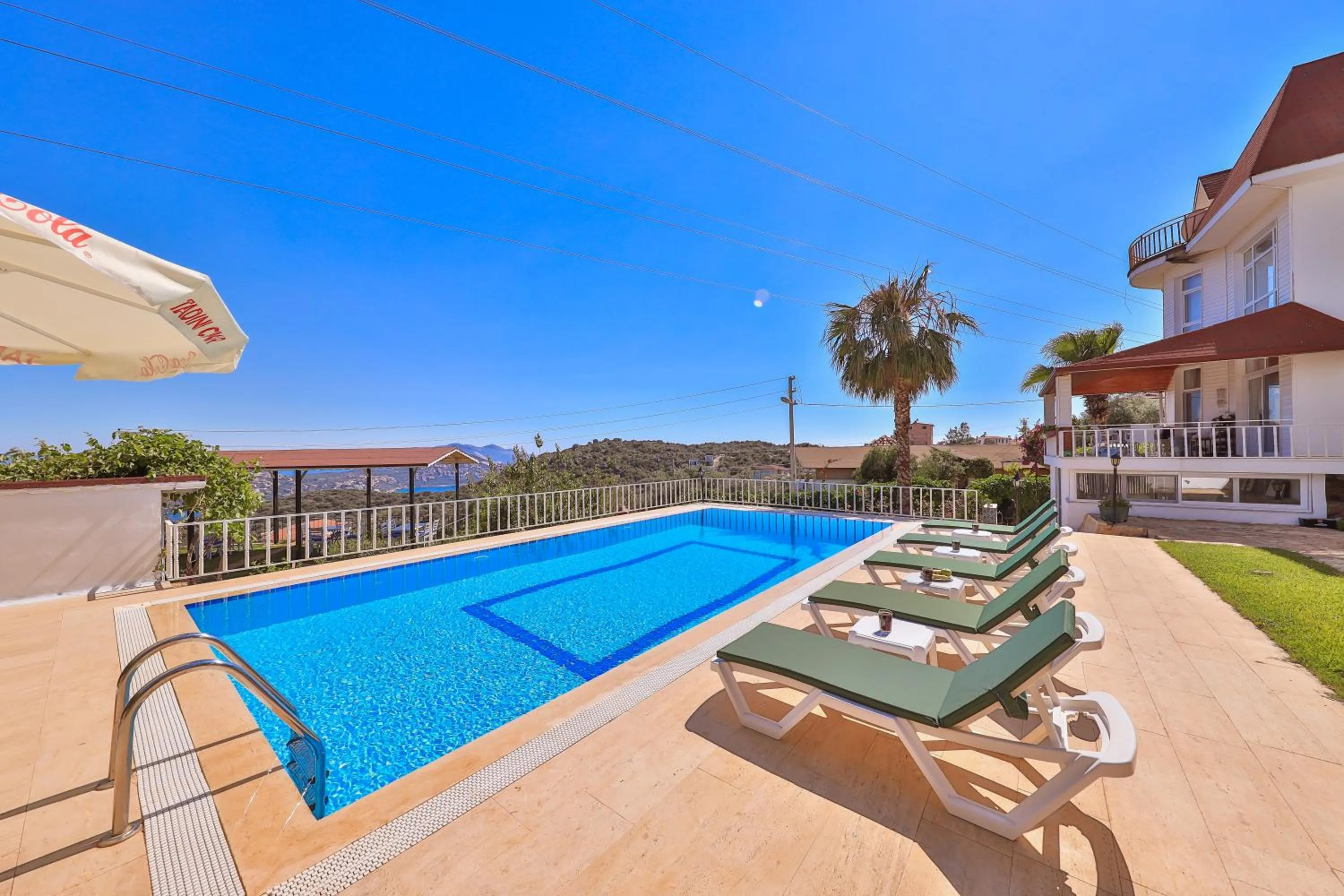 Swimming pool in 3 House Apart