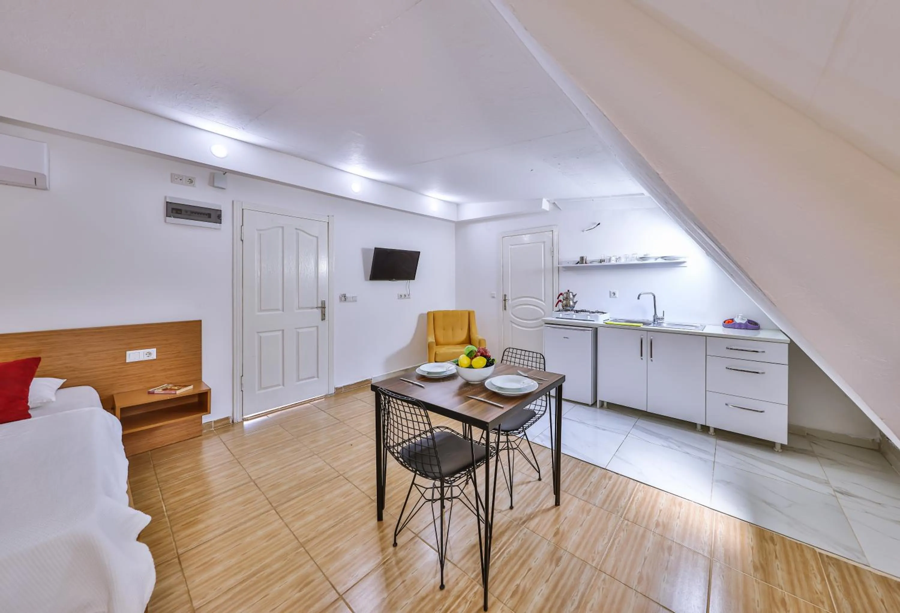 Photo of the whole room in 3 House Apart