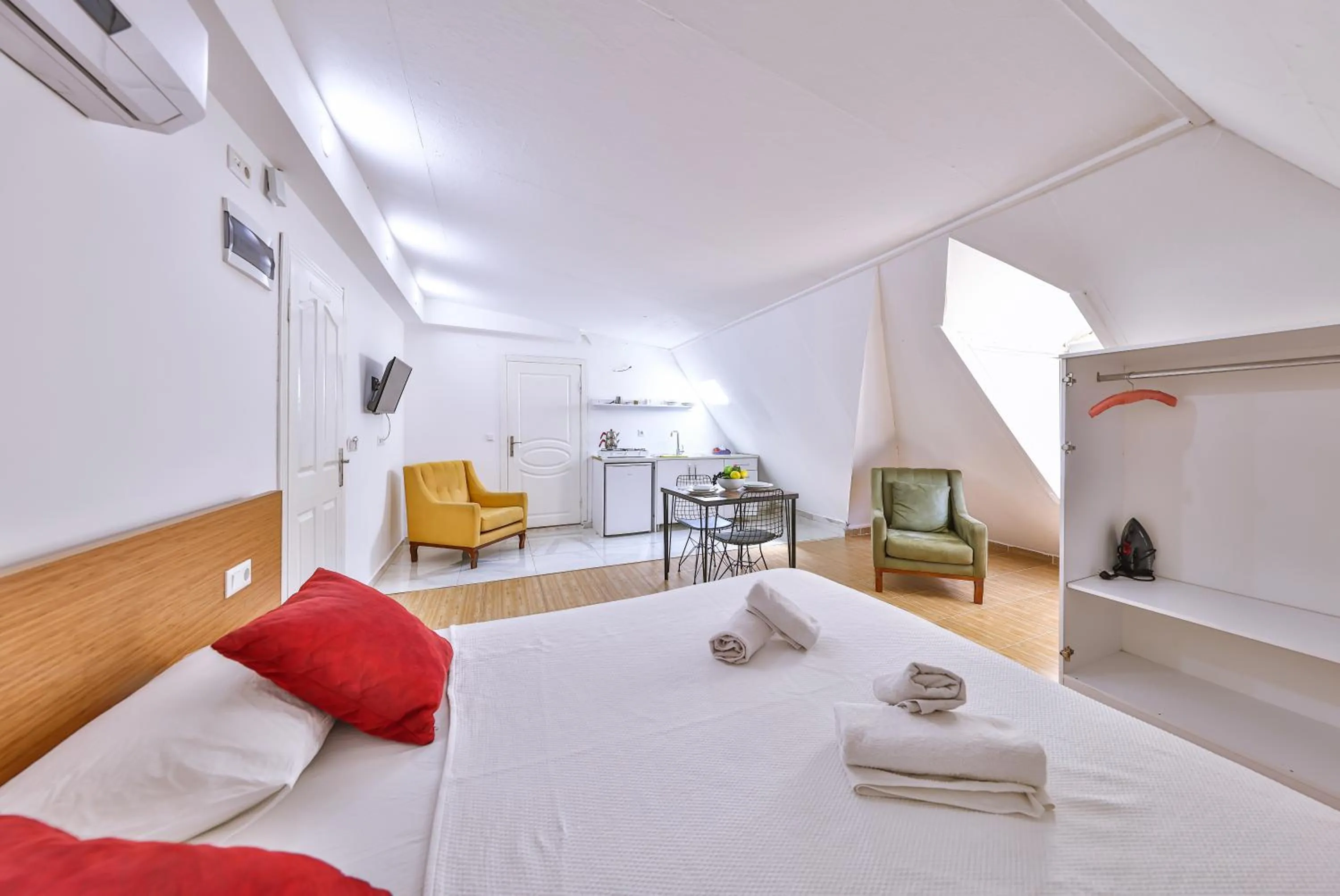 Photo of the whole room, Bed in 3 House Apart