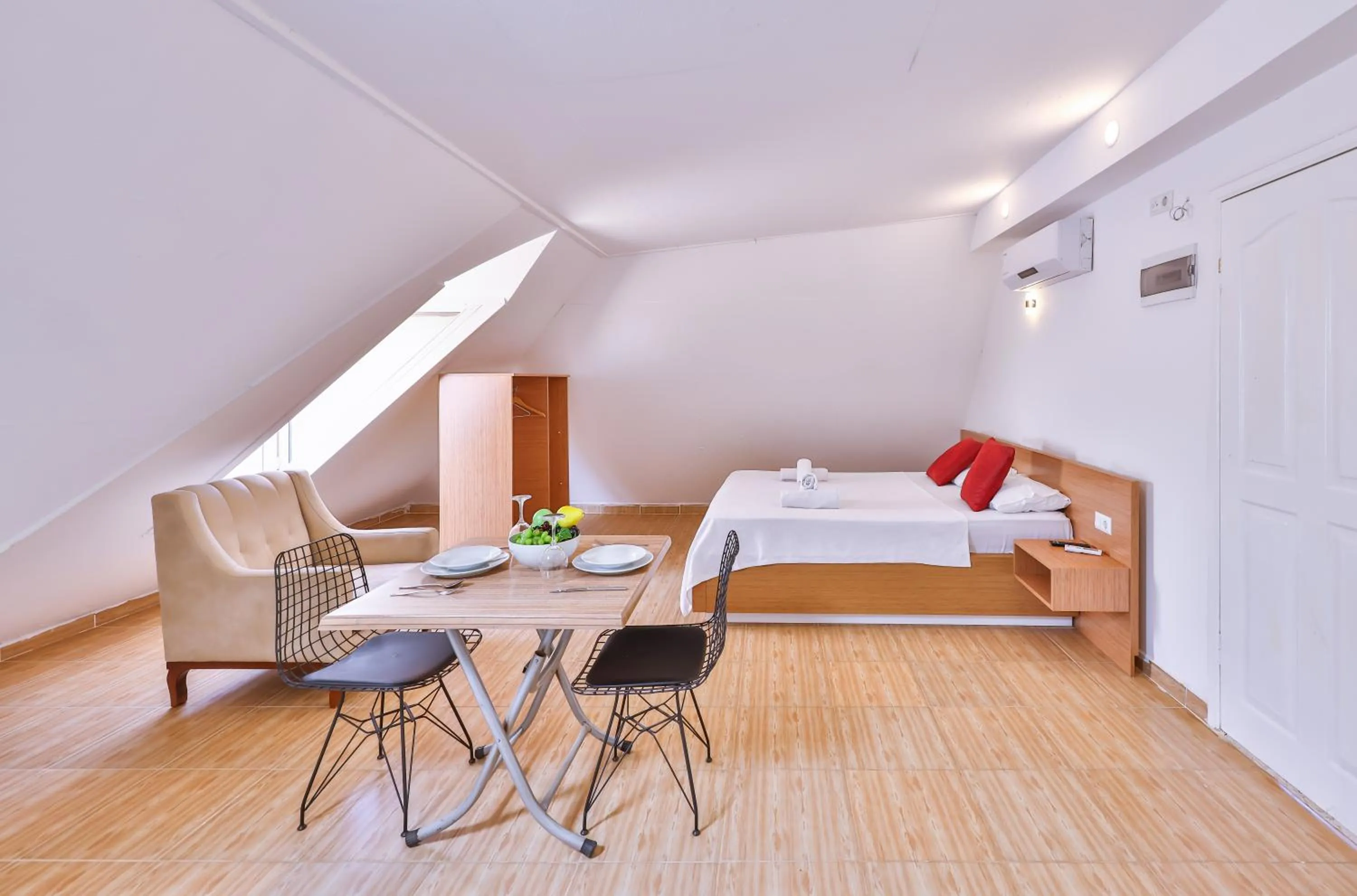 Seating area, Bed in 3 House Apart