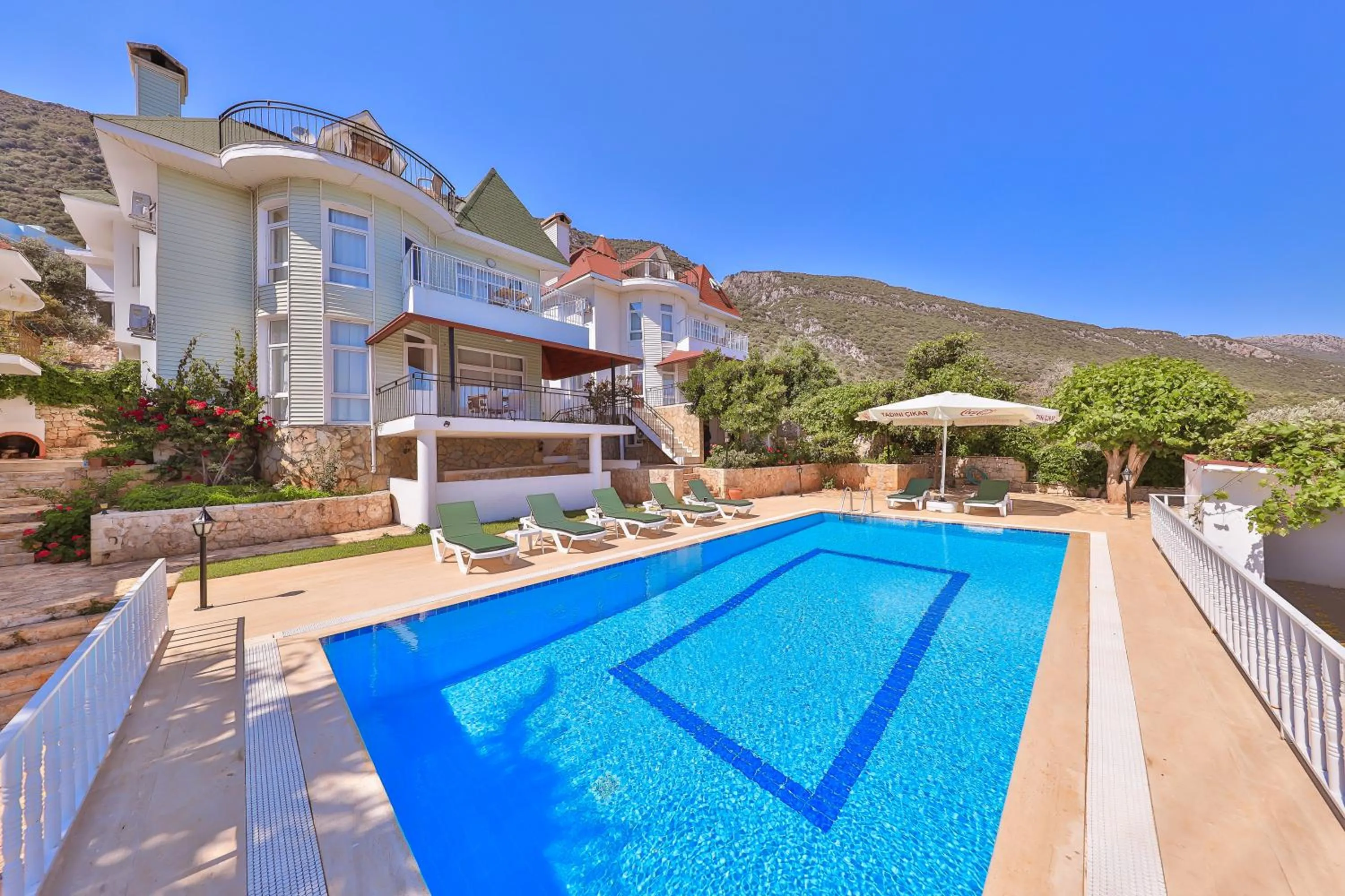 Swimming pool in 3 House Apart