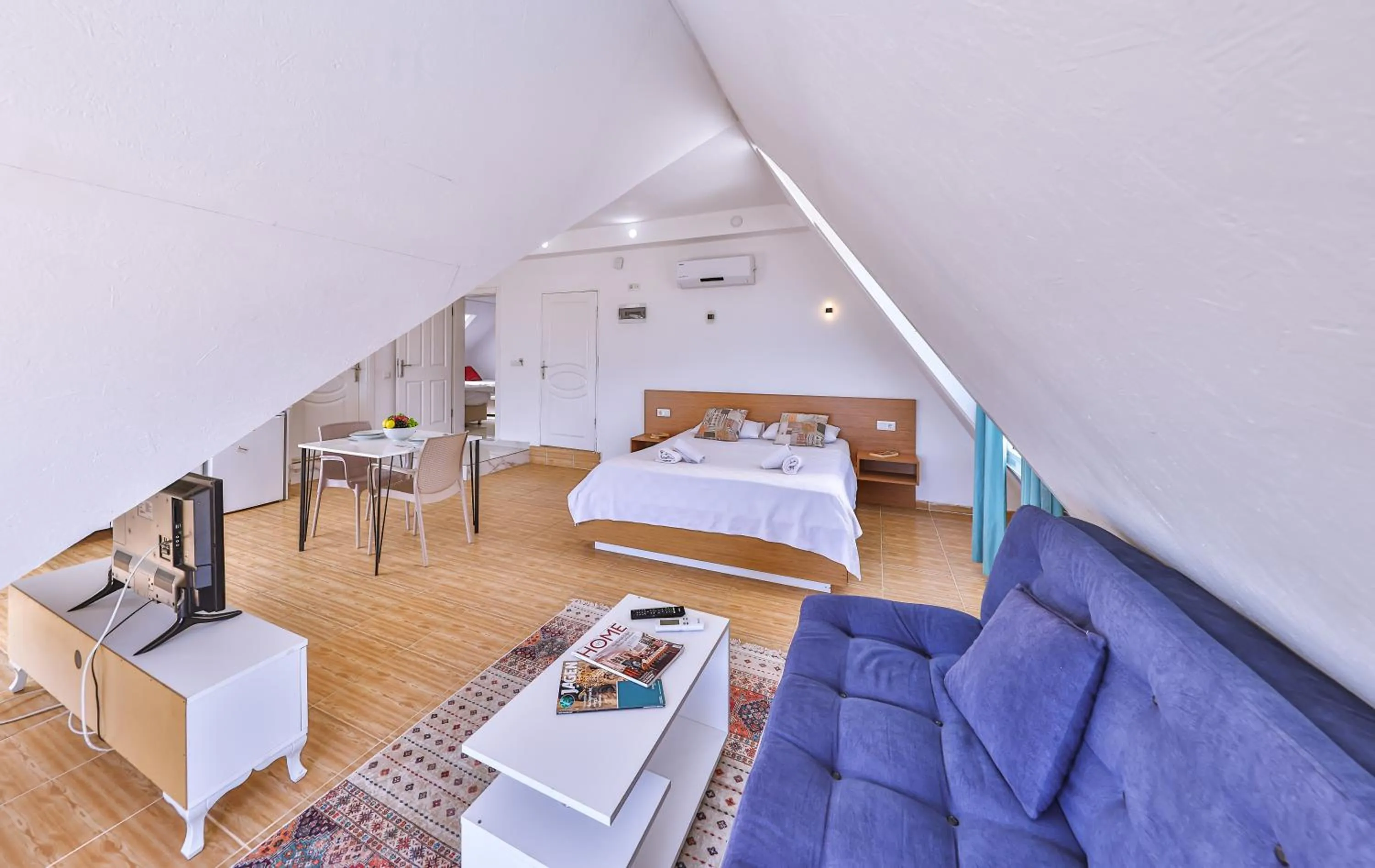 Seating area, Bed in 3 House Apart