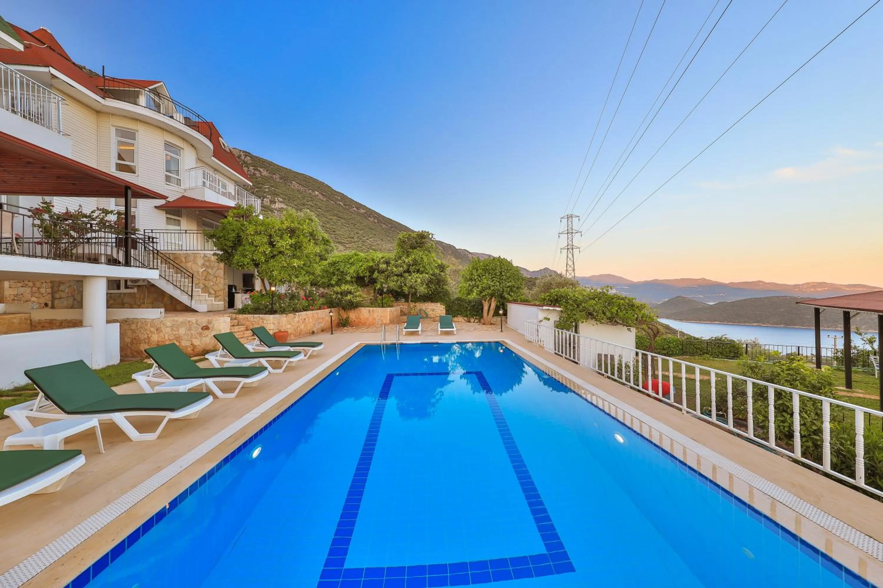 Swimming pool in 3 House Apart